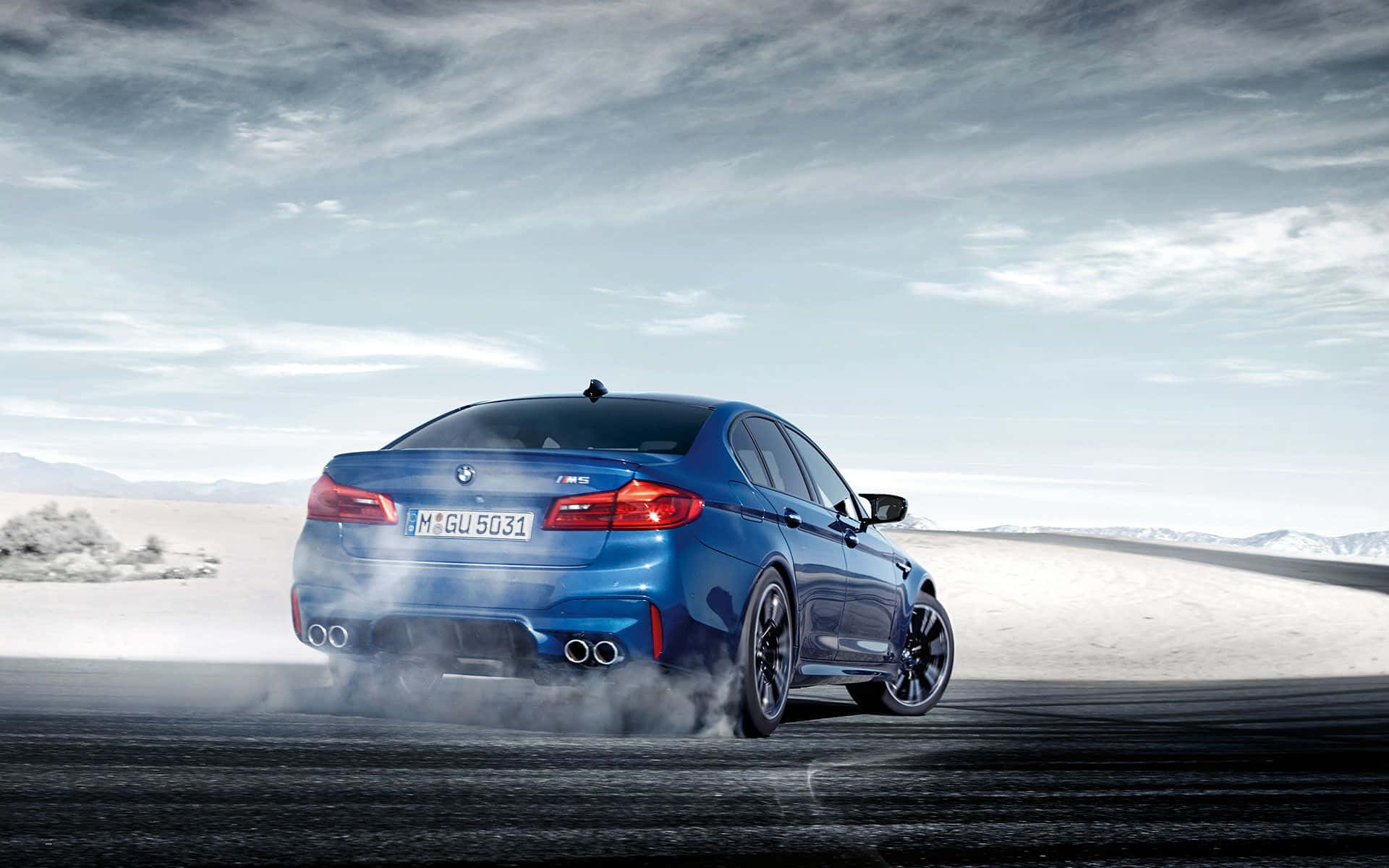 720p ایم سیریز بیک گراؤنڈ برف میں نیلی BMW M5 وال پیپر