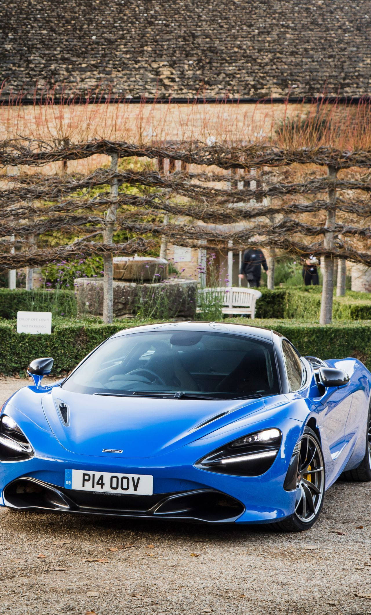 میک لیرن 720S نیلی گاڑی باغ میں فون وال پیپر
