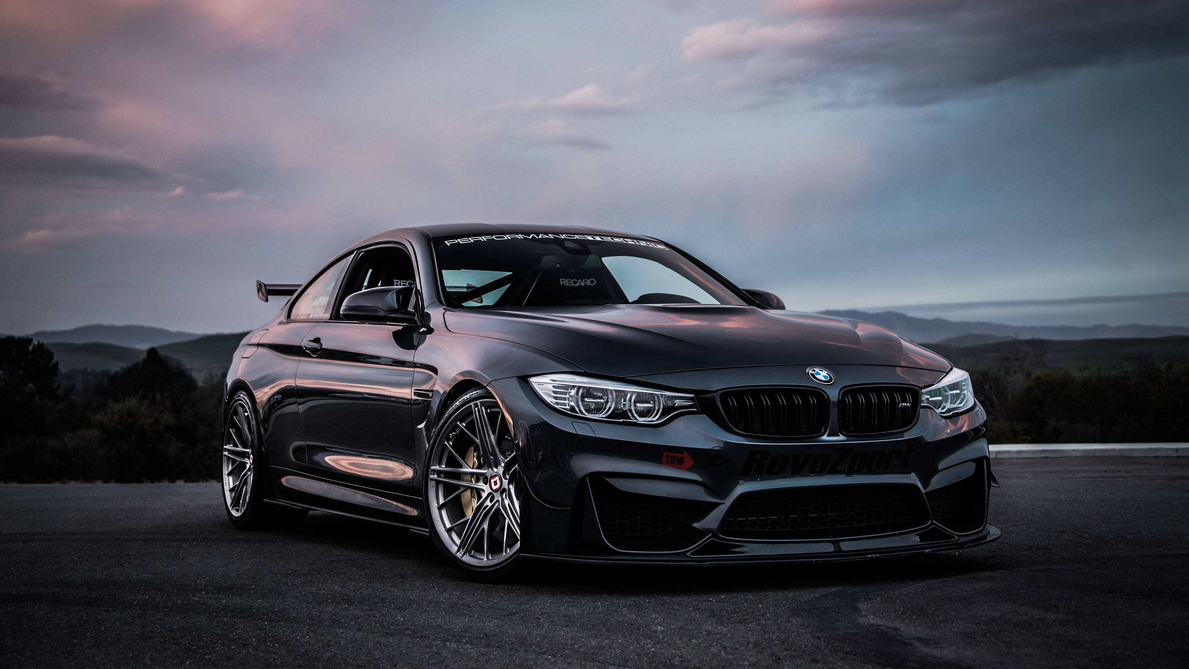 چمکتی ہوئی کالی BMW M4 کار وال پیپر