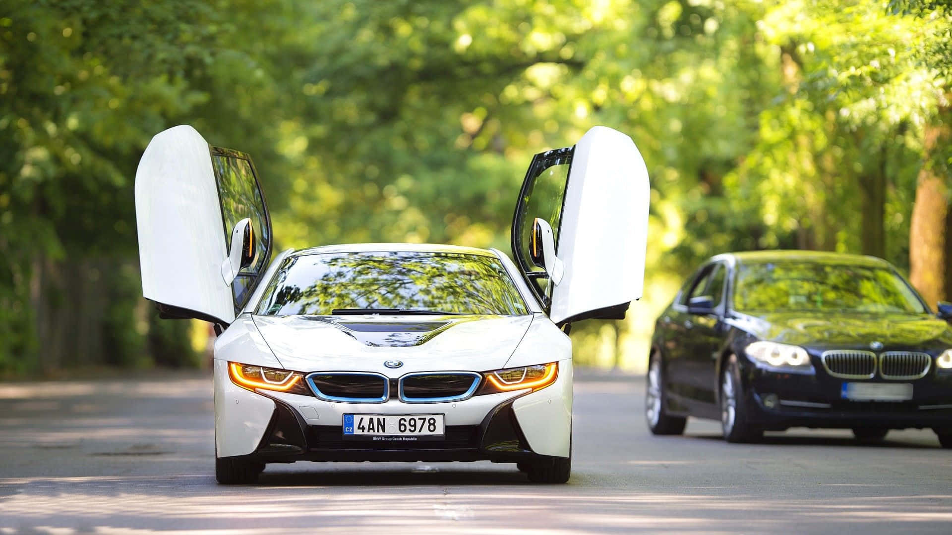 سفید BMW کار جس کے دروازے گل ونگ ہیں وال پیپر