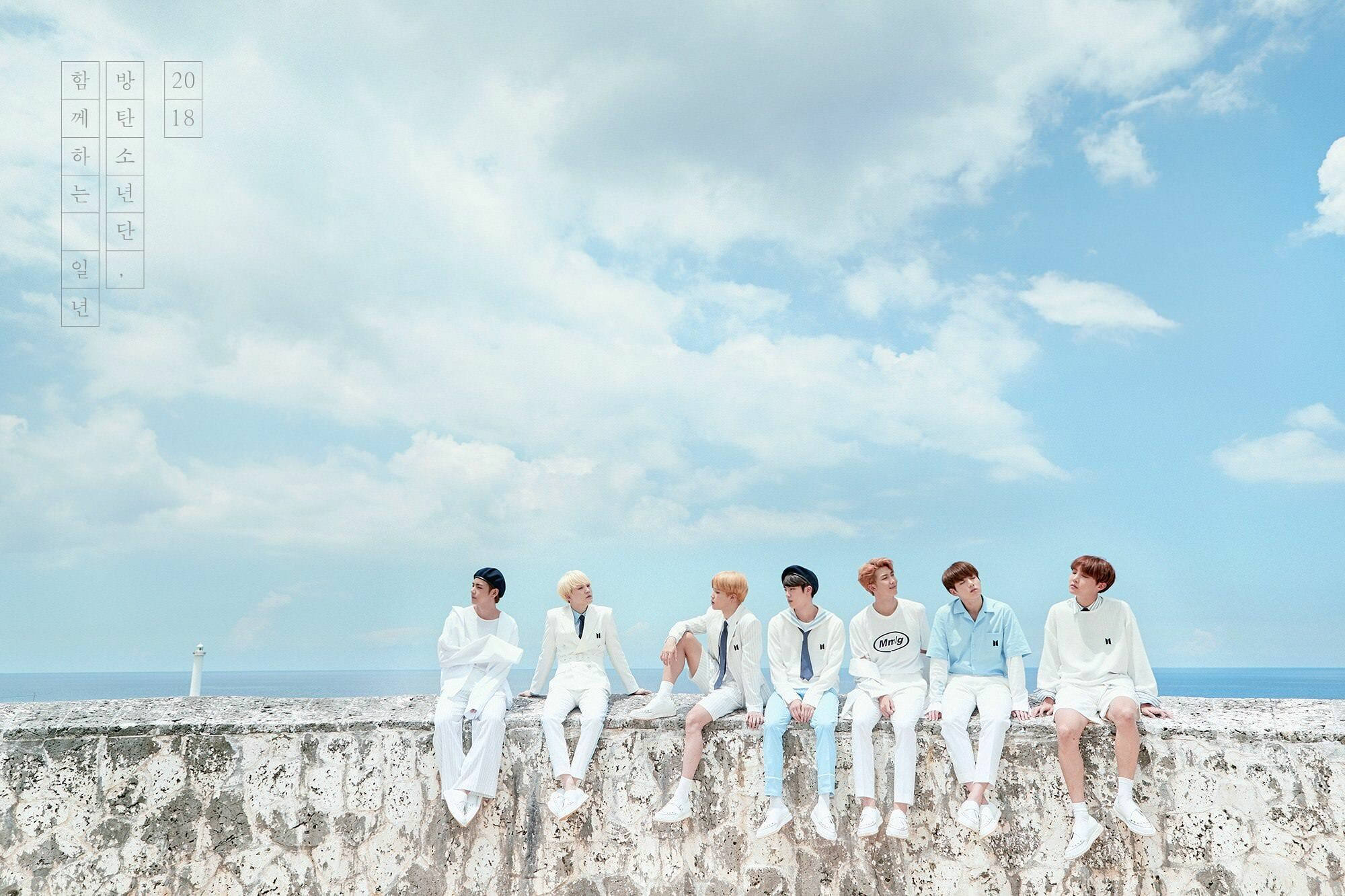 BTS پتھر کی باڑ پر بیٹھے آسمان کے نیچے وال پیپر