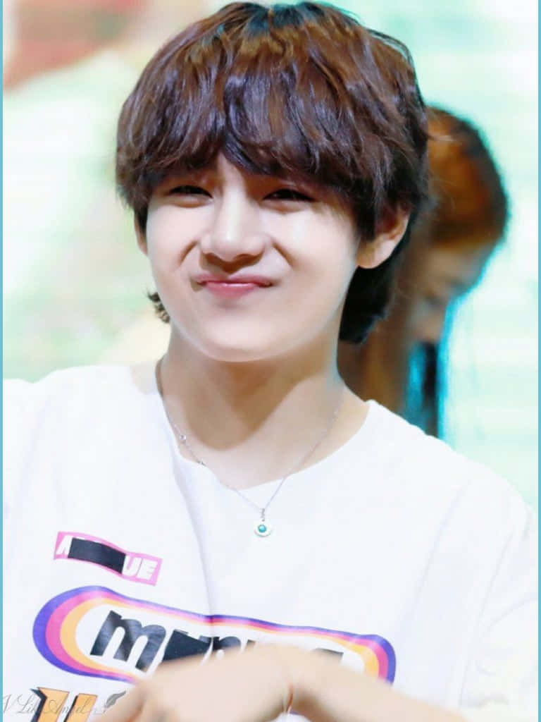 BTS V کا پراعتماد مسکراہٹ دکھانا وال پیپر