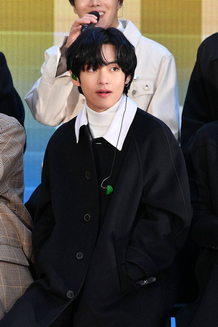 BTS V خوبصورت ٹرٹل نیک میں - ورسٹائل فیشن کا مظاہرہ وال پیپر
