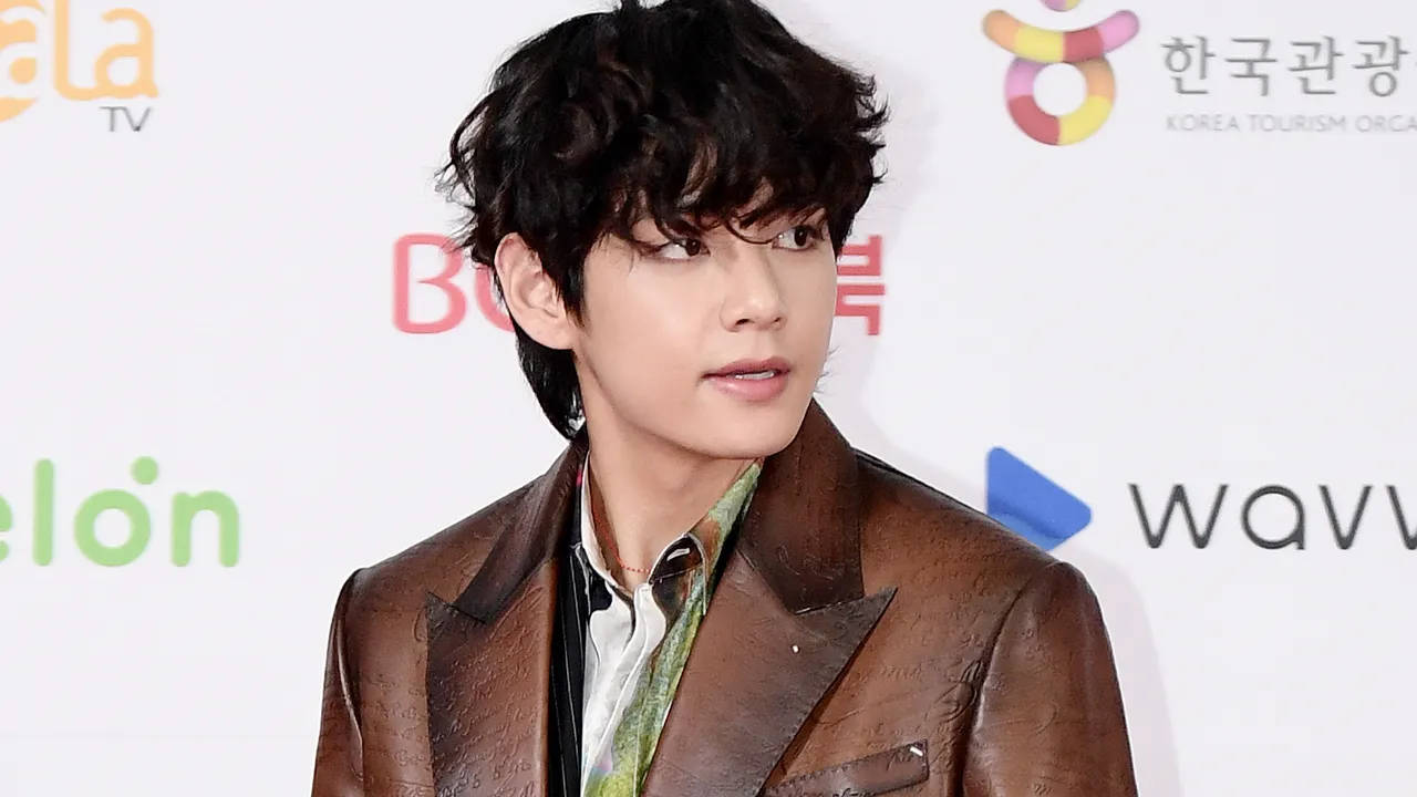 BTS V براؤن چمڑے کی جیکٹ وال پیپر