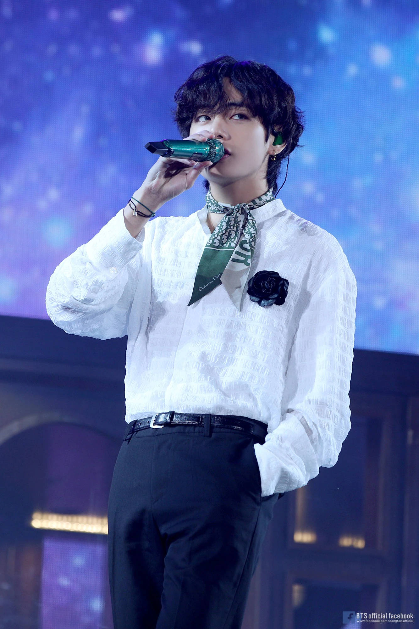 BTS V ڈائر اسکارف وال پیپر