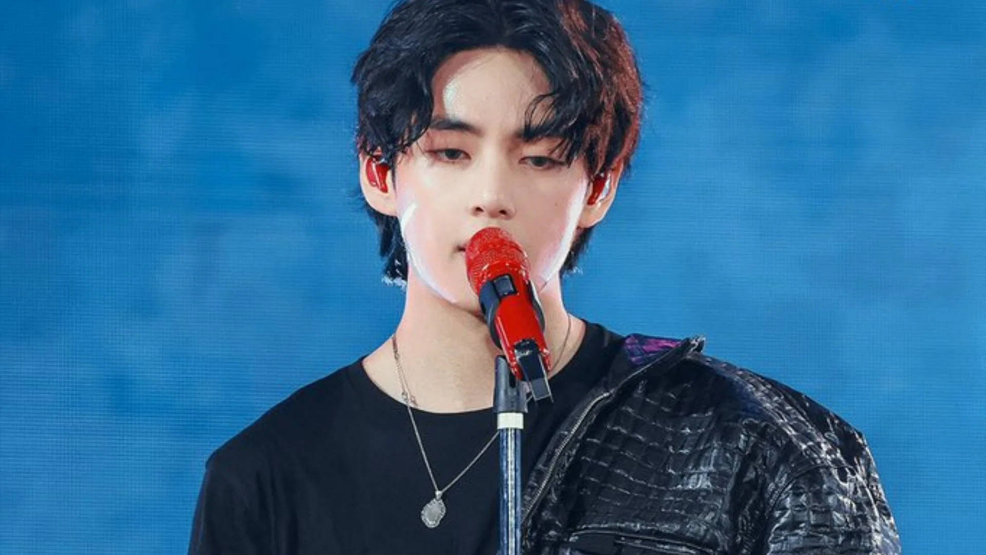 BTS V کا سرخ مائیکروفون وال پیپر