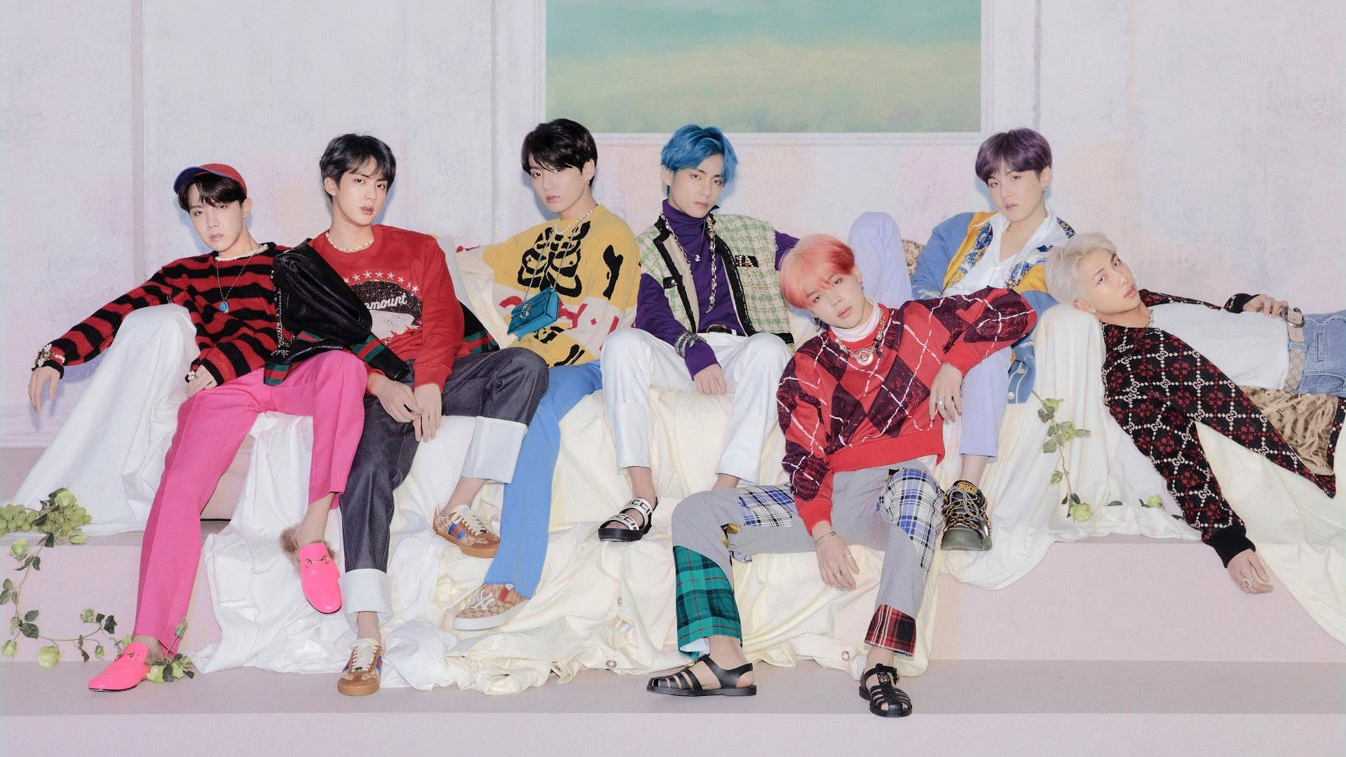 BTS سفید صوفے والا ڈیسک ٹاپ وال پیپر