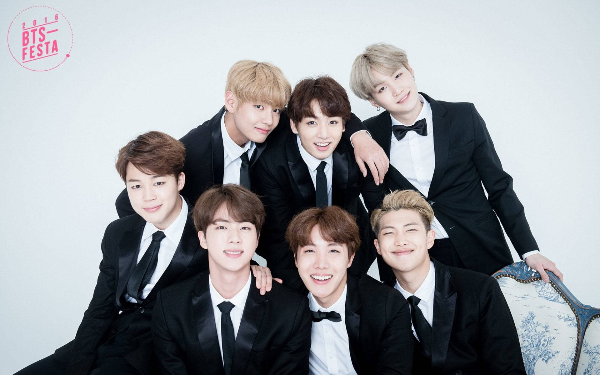 BTS گروپ فوٹو کلاسک سوٹ میں وال پیپر