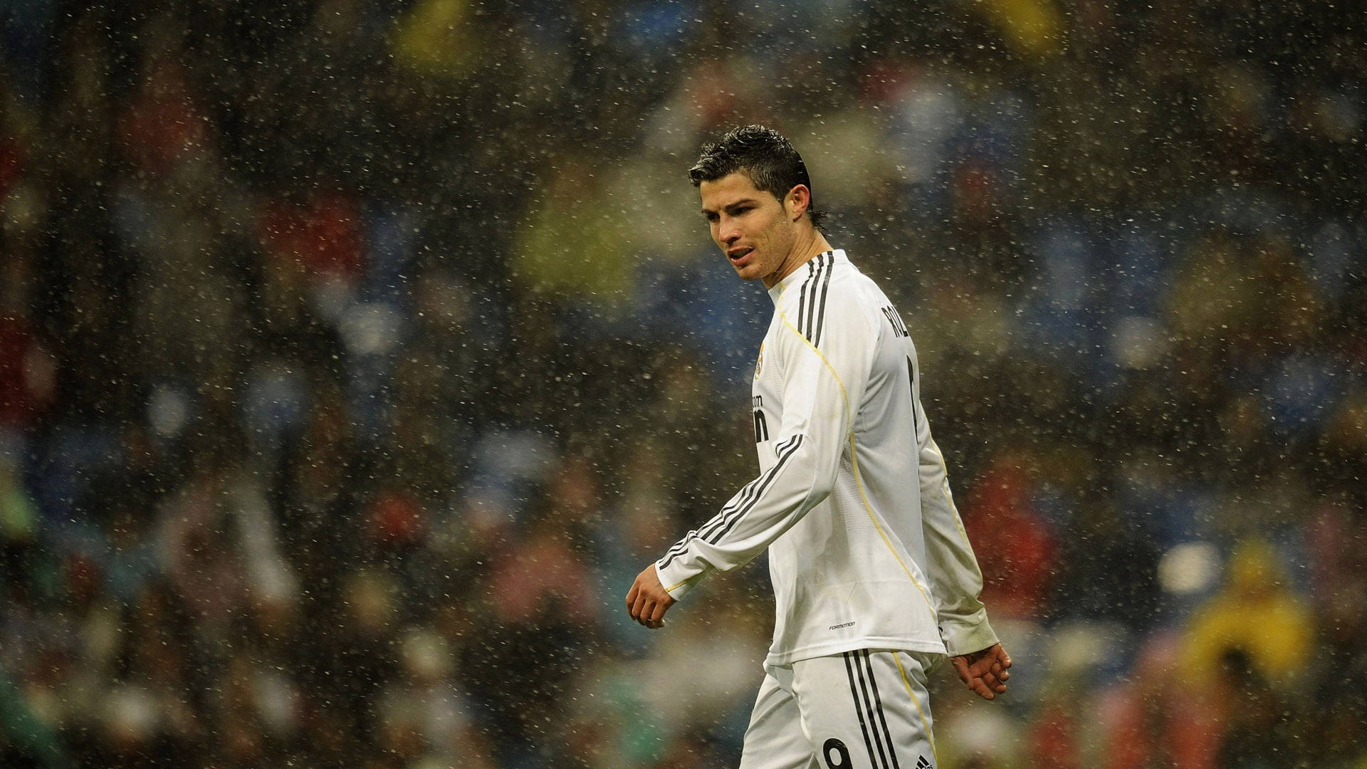 CR7 HD بارش میں فٹ بال کا کھیل وال پیپر