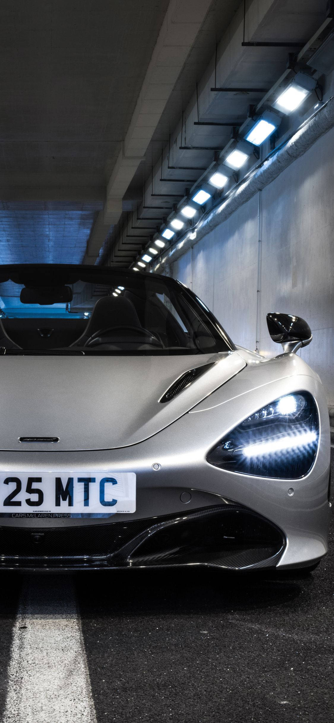 سرنگ میں سفید McLaren 720S کار فون وال پیپر