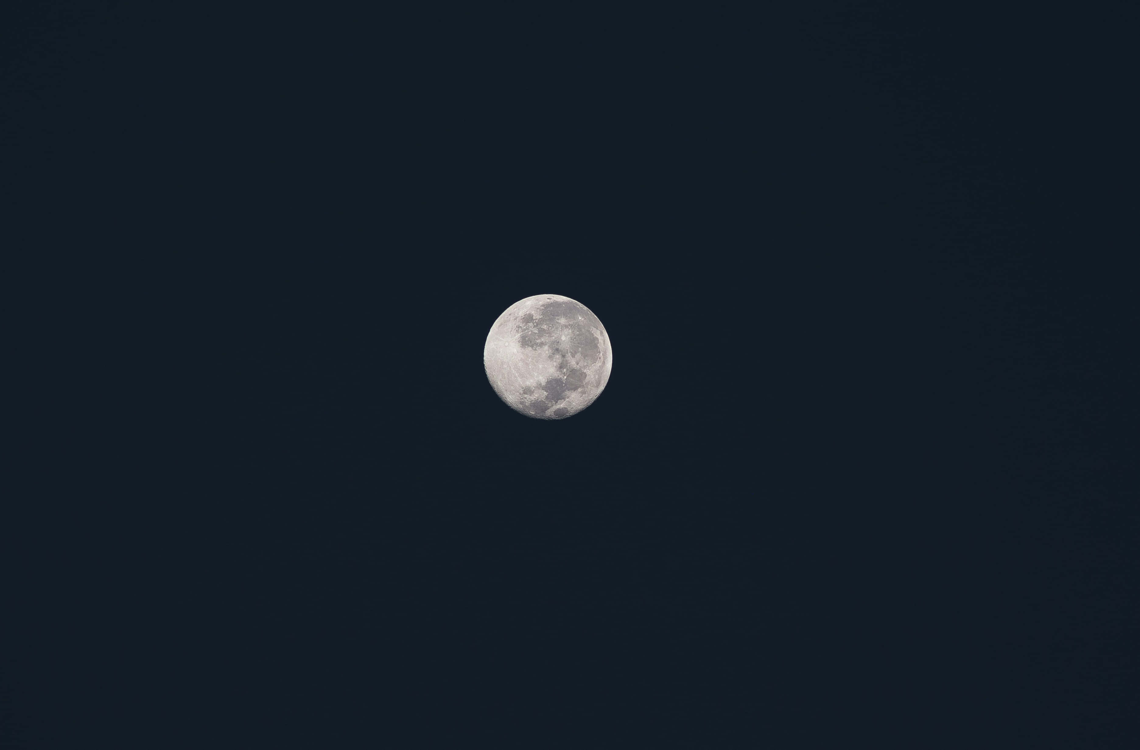 اندھیرے آسمان میں پورے چاند کی تصویر وال پیپر