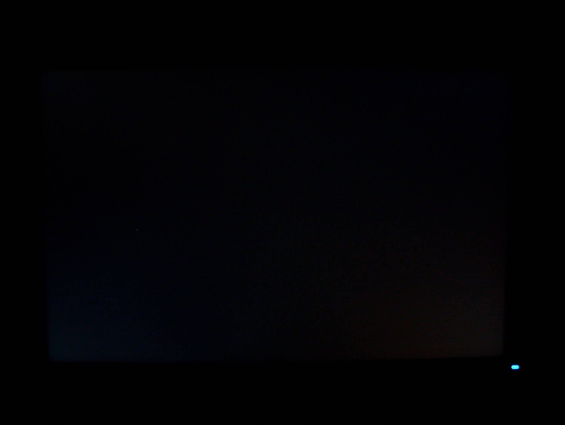 اندھیرے میں مدھم ٹی وی — تاریک وال پیپر