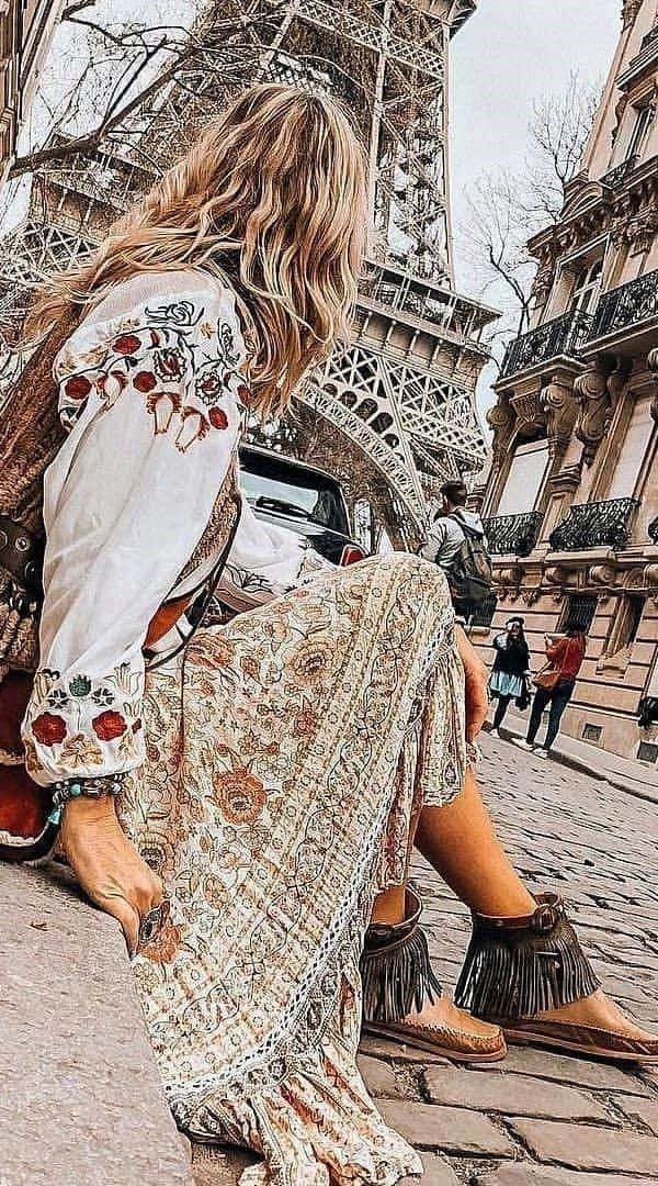 ایفل ٹاور کی سیڑھیوں پر بیٹھی ایک عورت وال پیپر
