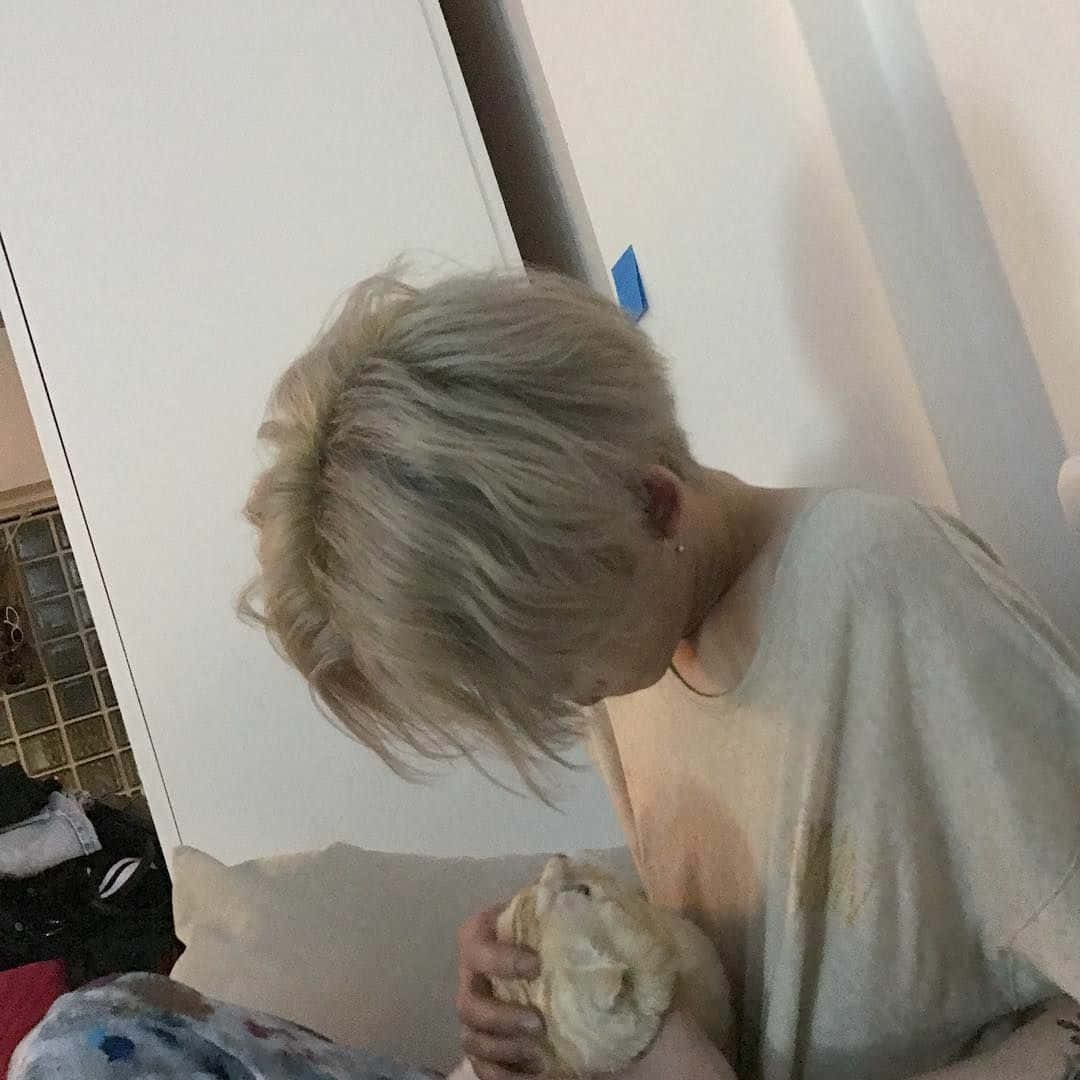 ایک نوجوان گہرے جذبات کے ساتھ باہر کی طرف دیکھ رہا ہے وال پیپر