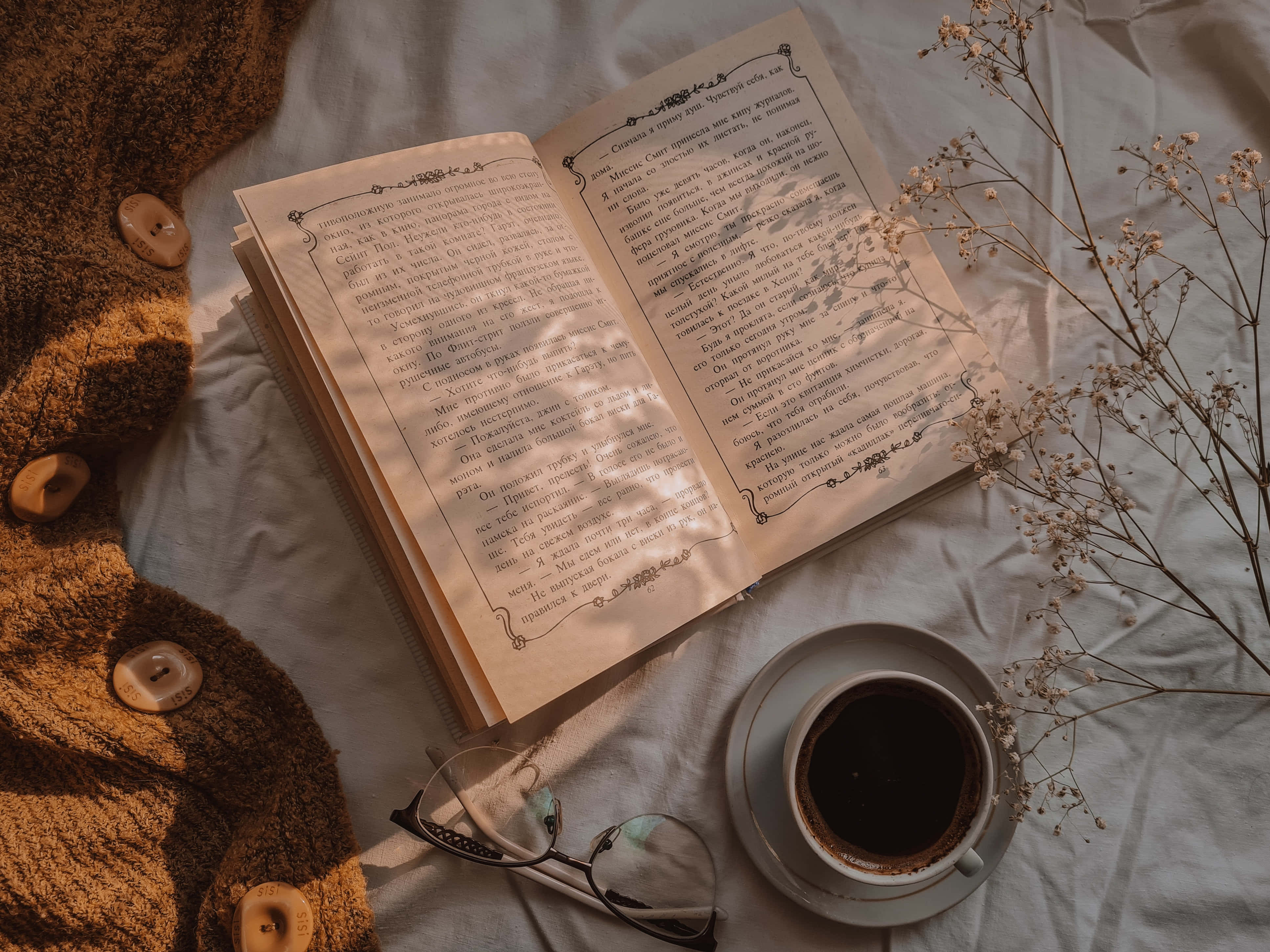 ایک کتاب، عینک اور کافی بستر پر وال پیپر