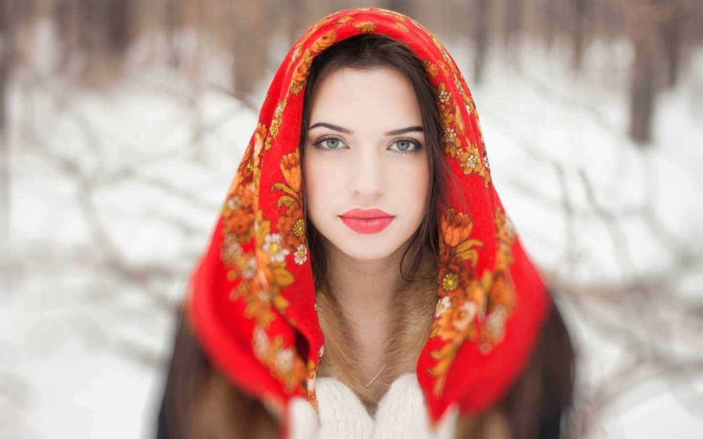برف میں حجاب والی لڑکی وال پیپر