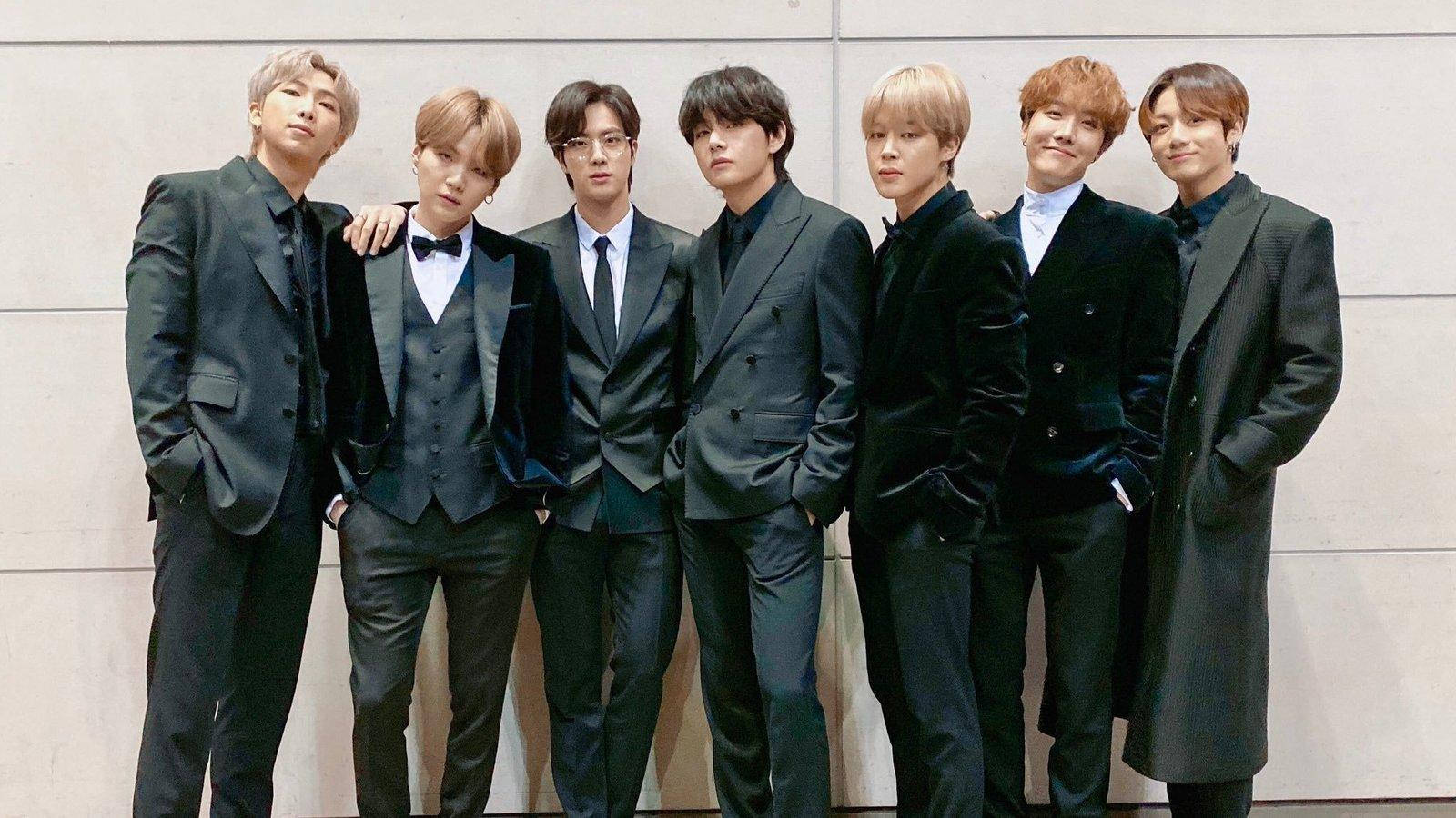 بی ٹی ایس 2020 بلیک سوٹ میں — Bts گروپ فوٹو GIF وال پیپر