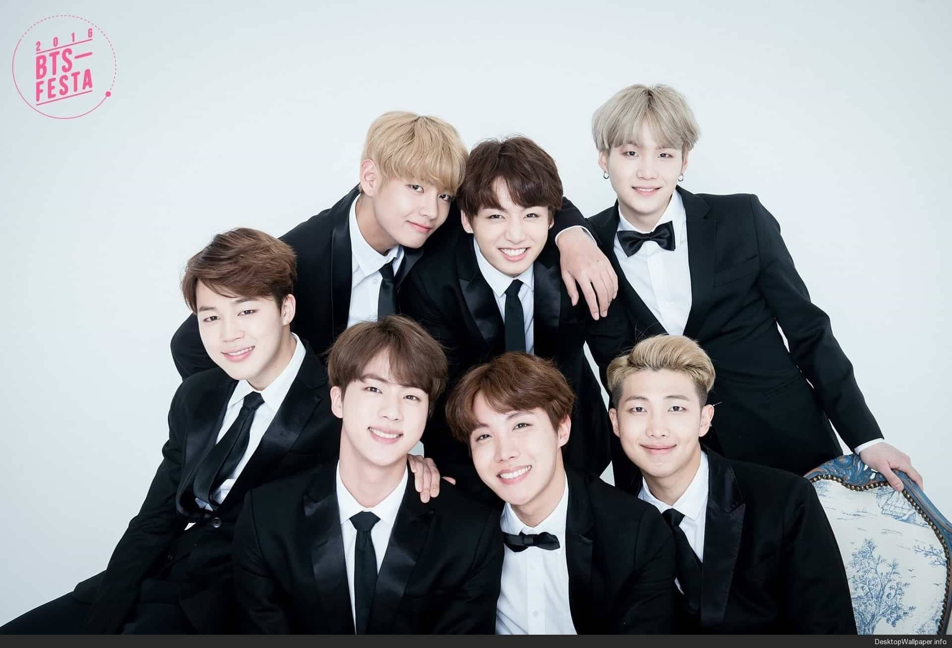 بی ٹی ایس بلیک سوٹ 2020 — Bts گروپ فوٹو GIF وال پیپر