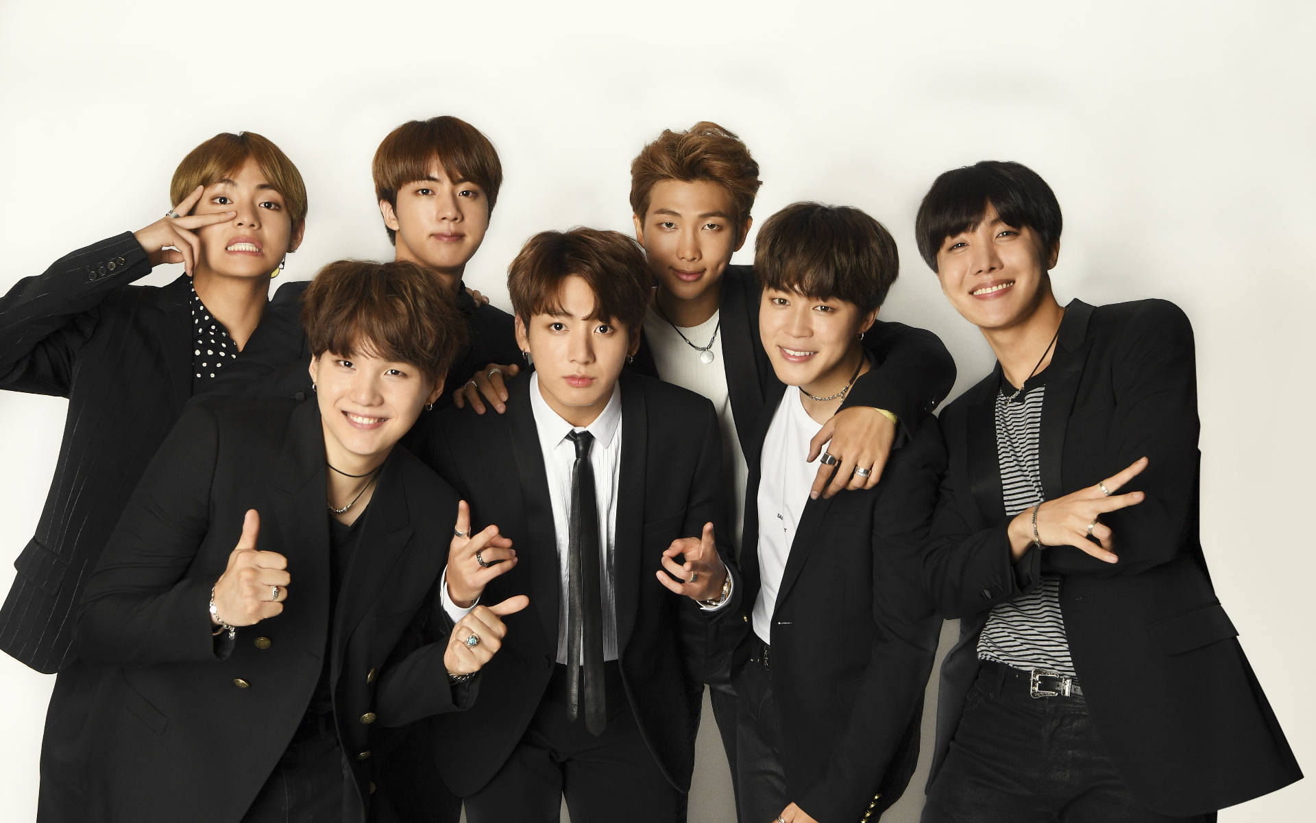 بی ٹی ایس گروپ فوٹو بلیک سوٹ میں وال پیپر — Bts گروپ فوٹو GIF وال پیپر