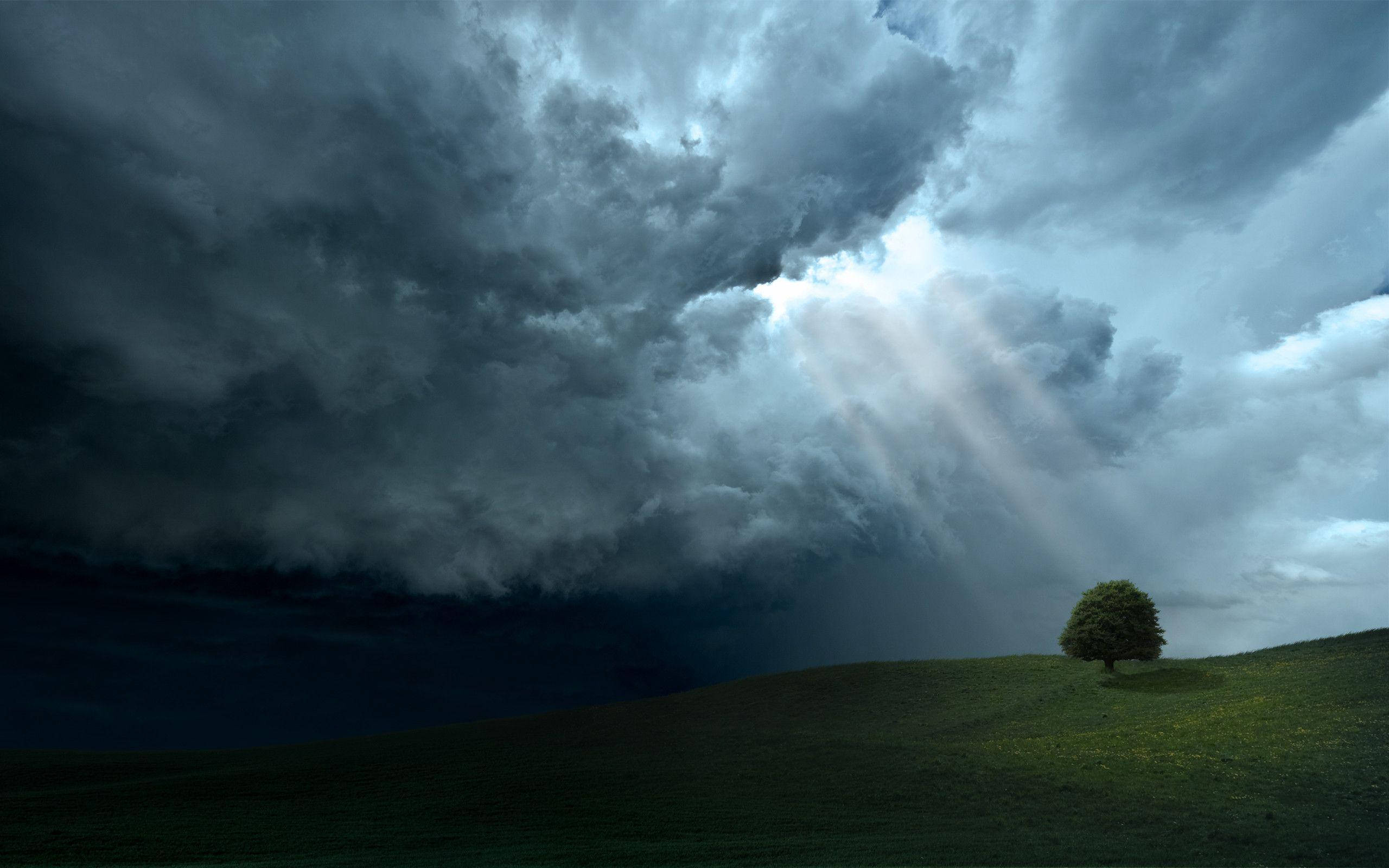 جمالیاتی بادل سورج کی روشنی کے ساتھ وال پیپر