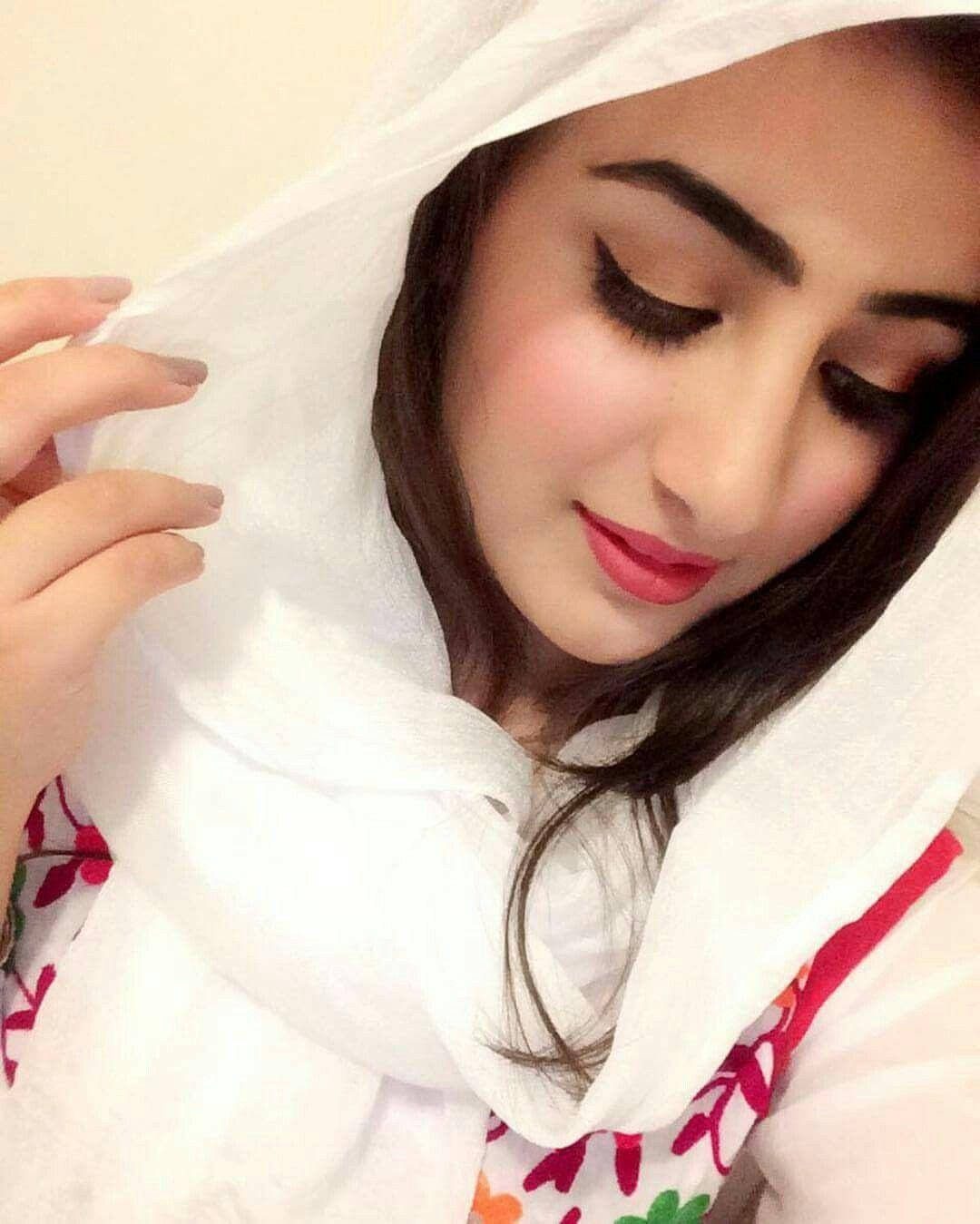 حجاب والی لڑکی کا سفید حجاب میں سیلفی وال پیپر