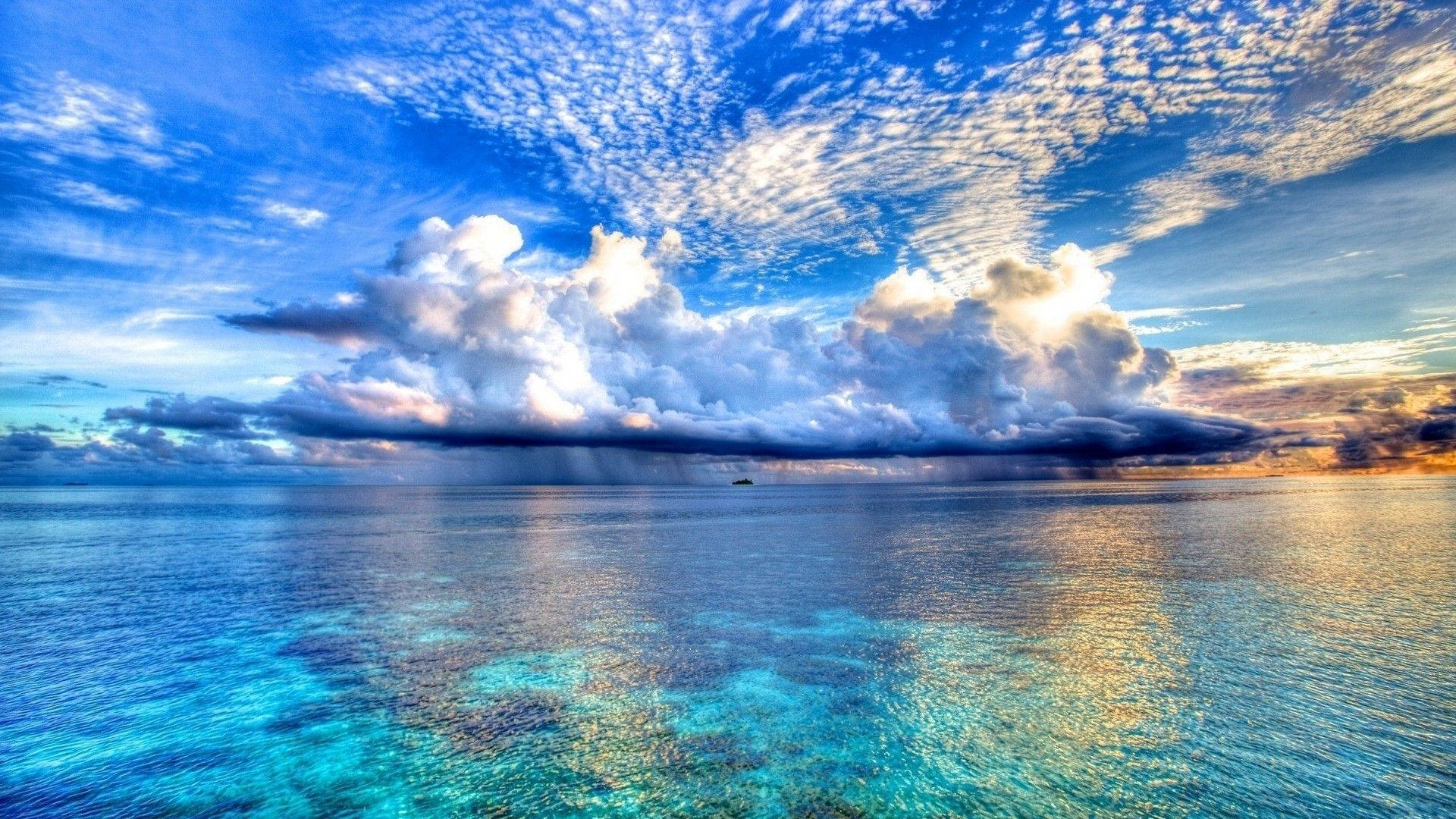 خوبصورت سمندر اور بادلوں والا آسمان وال پیپر