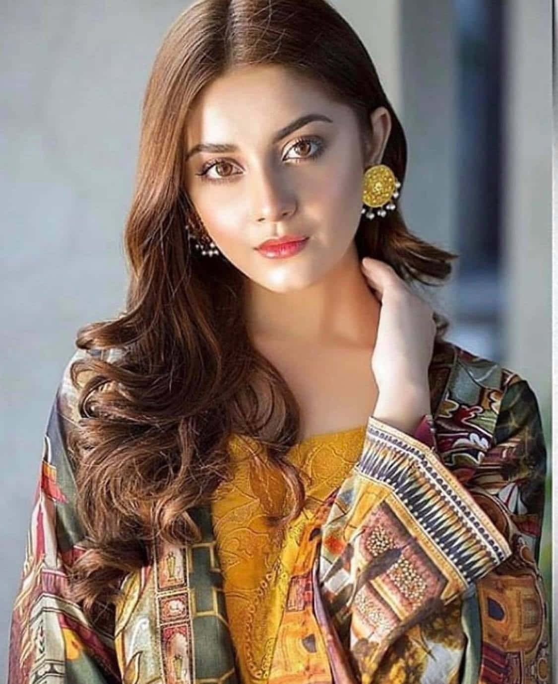 خوبصورت پاکستانی لڑکی روایتی لباس میں پوز دیتی ہوئی وال پیپر