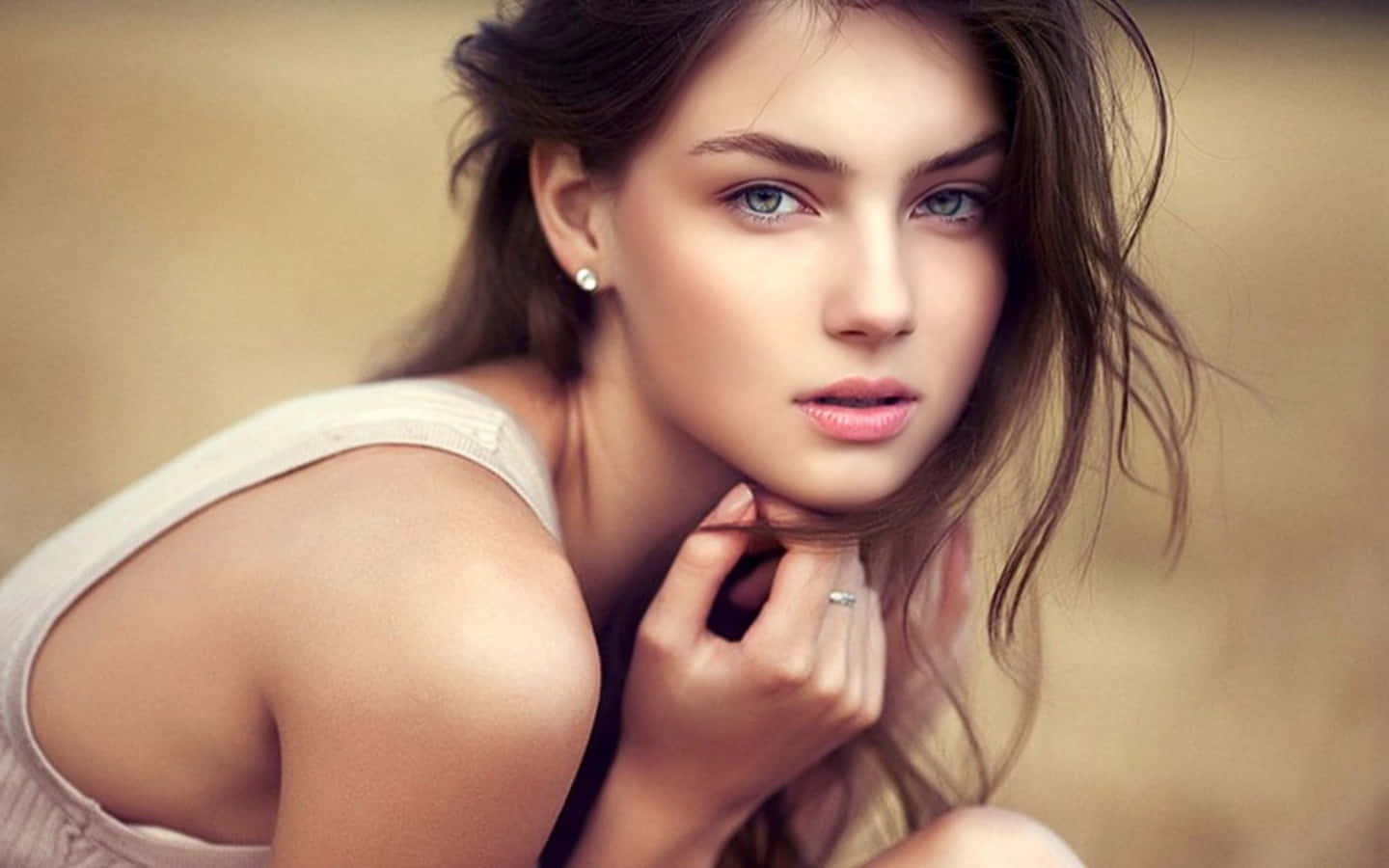 خوش لڑکی گلابی میں وال پیپر