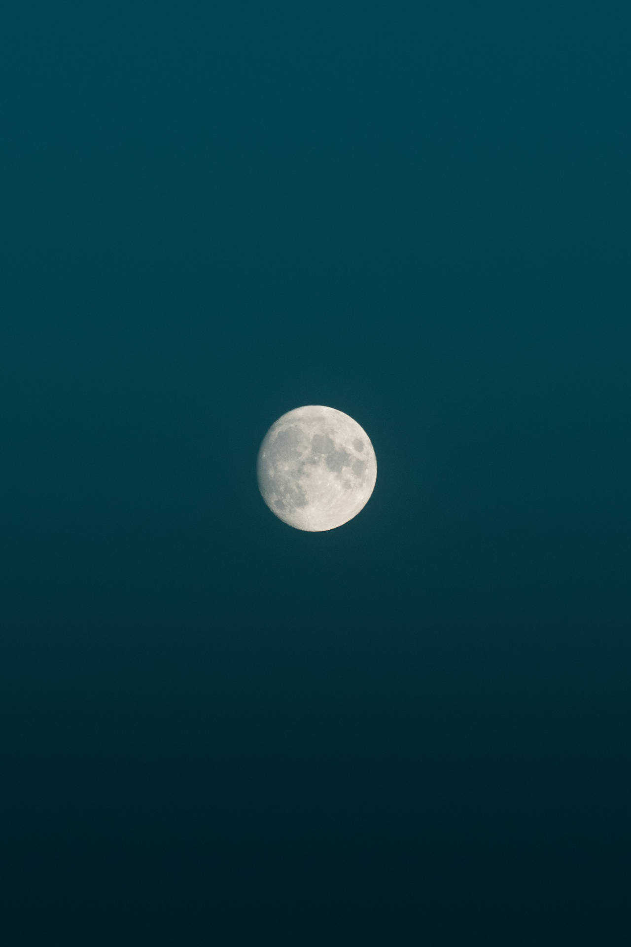 آدھی رات کے وقت نیلے minimalistic خوبصورت آسمان میں پورے چاند کی روشنی۔ چاند اور اس کی دکھائی دینے والی سطح۔ — چاند وال پیپر
