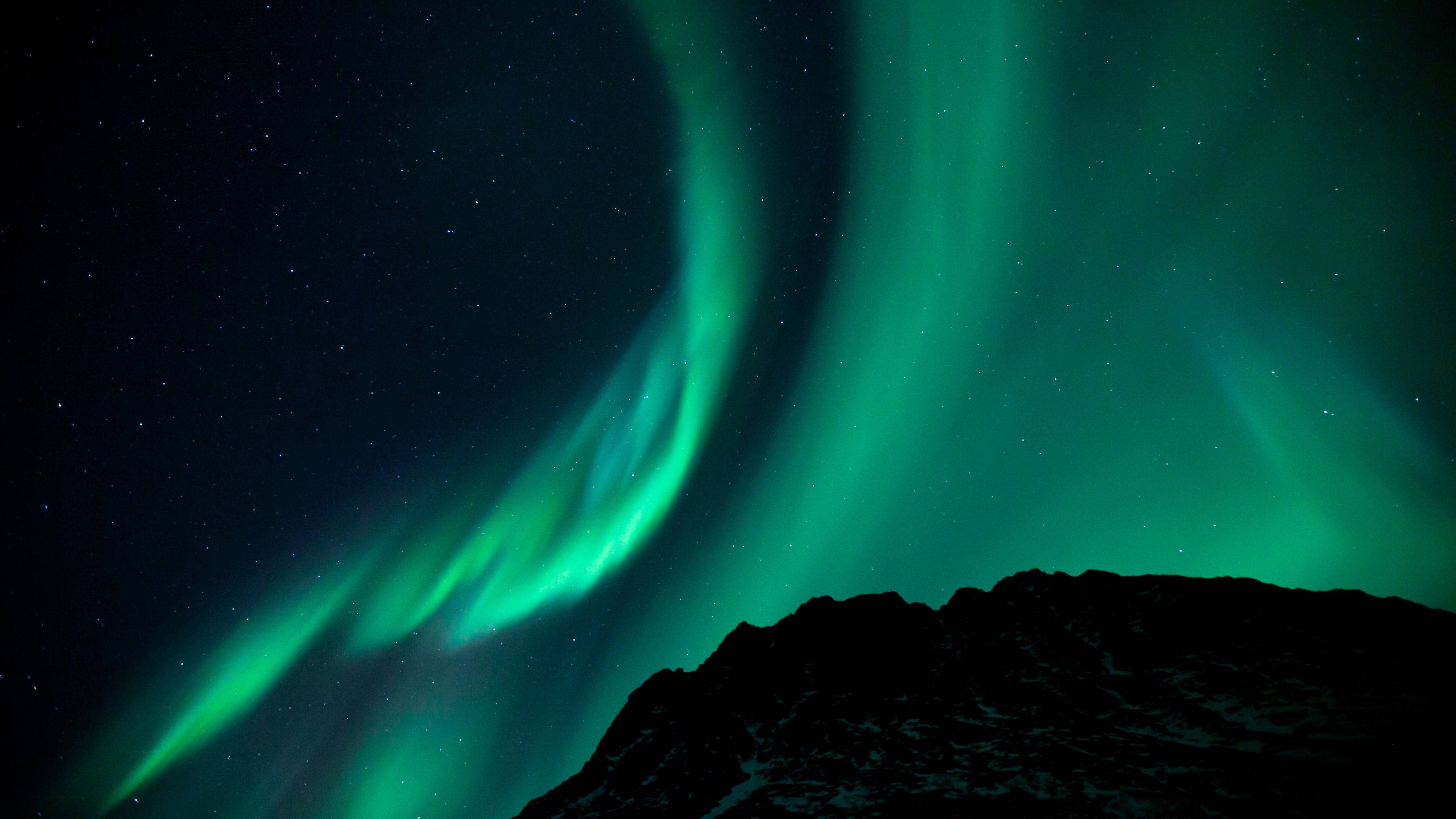 سبز آسمان سیاہ پہاڑ کے اوپر وال پیپر