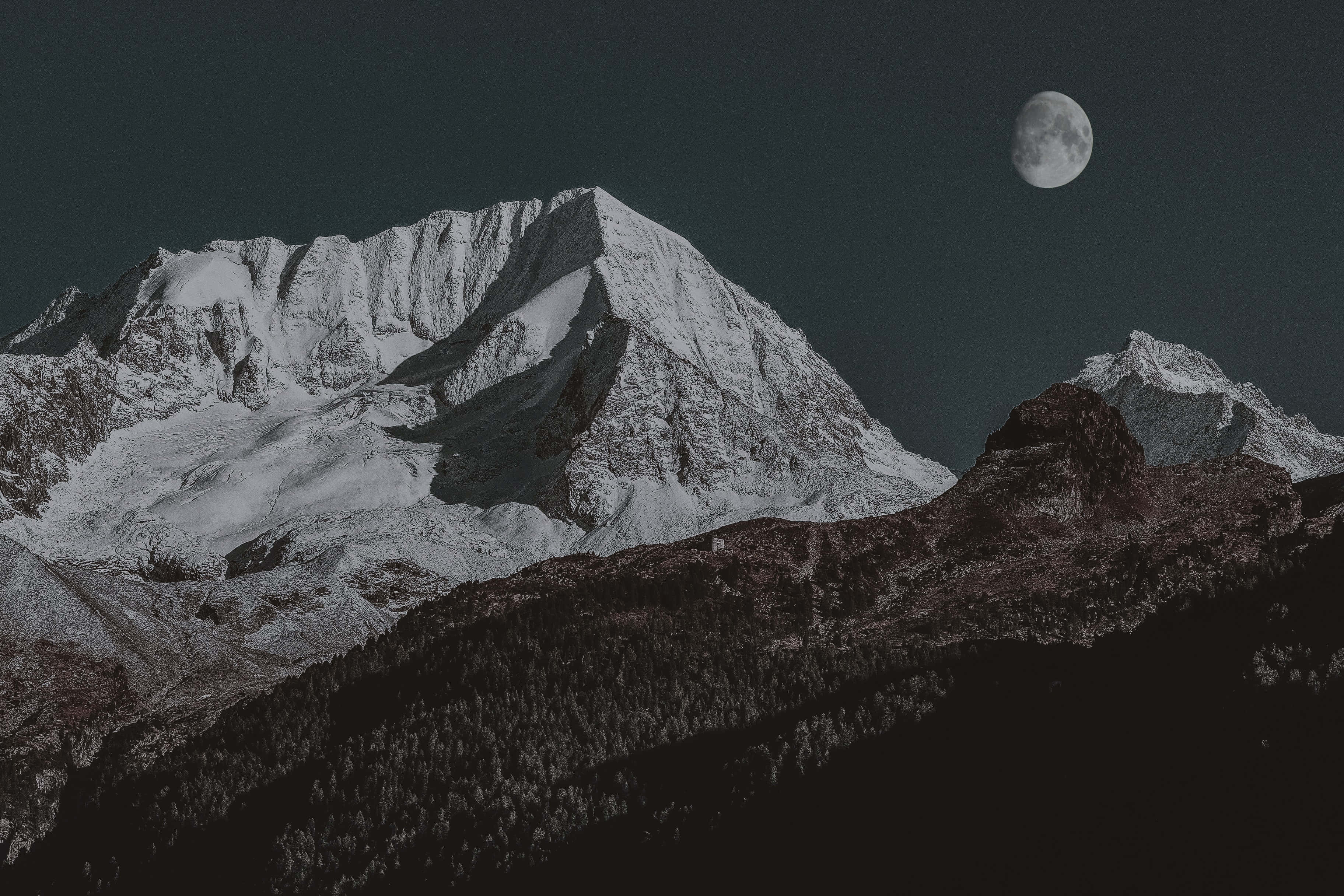 سفید پہاڑوں کے چاند کی تصویر وال پیپر