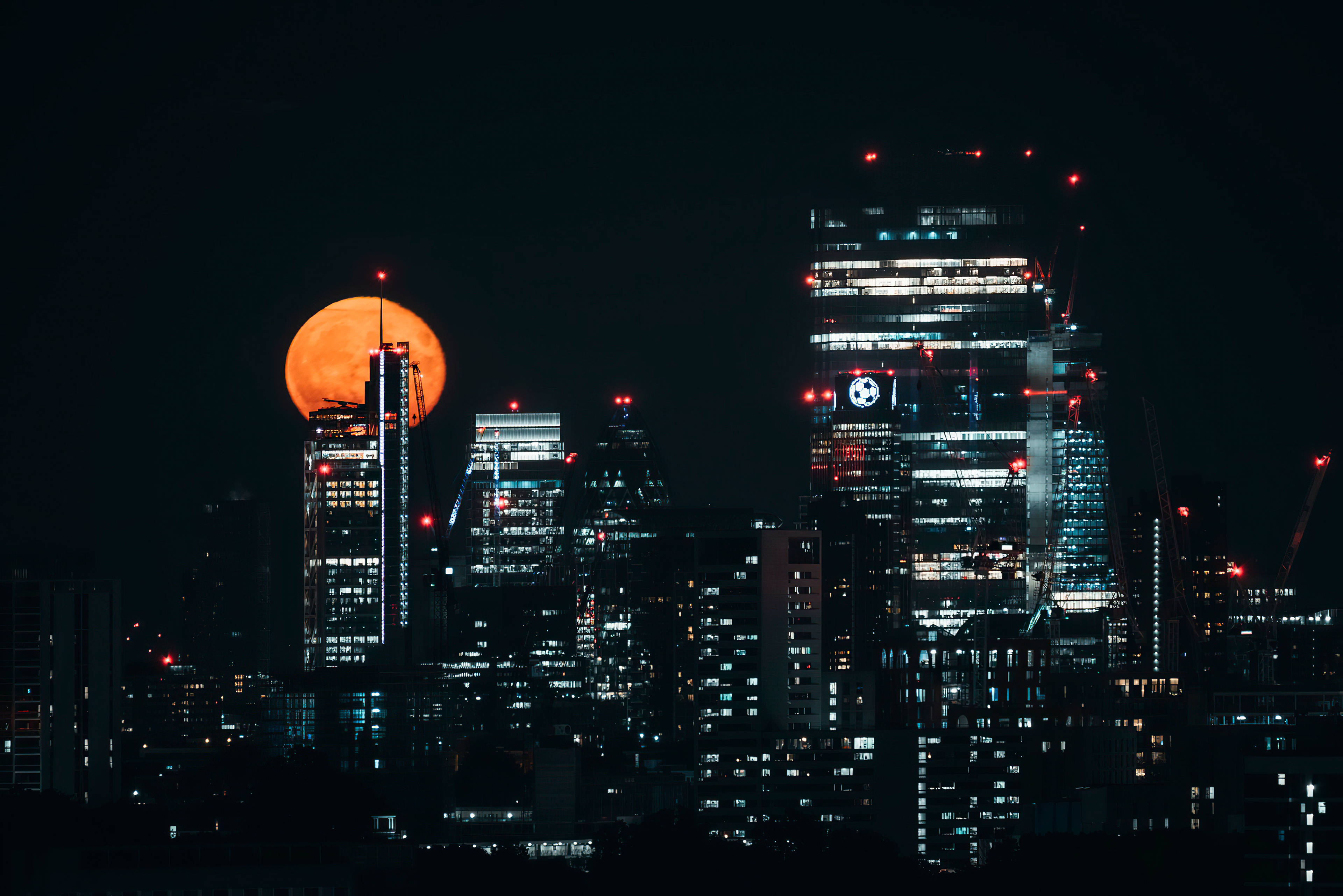 لندن اسکائی اسکرپر ایستھیٹک مون وال پیپر