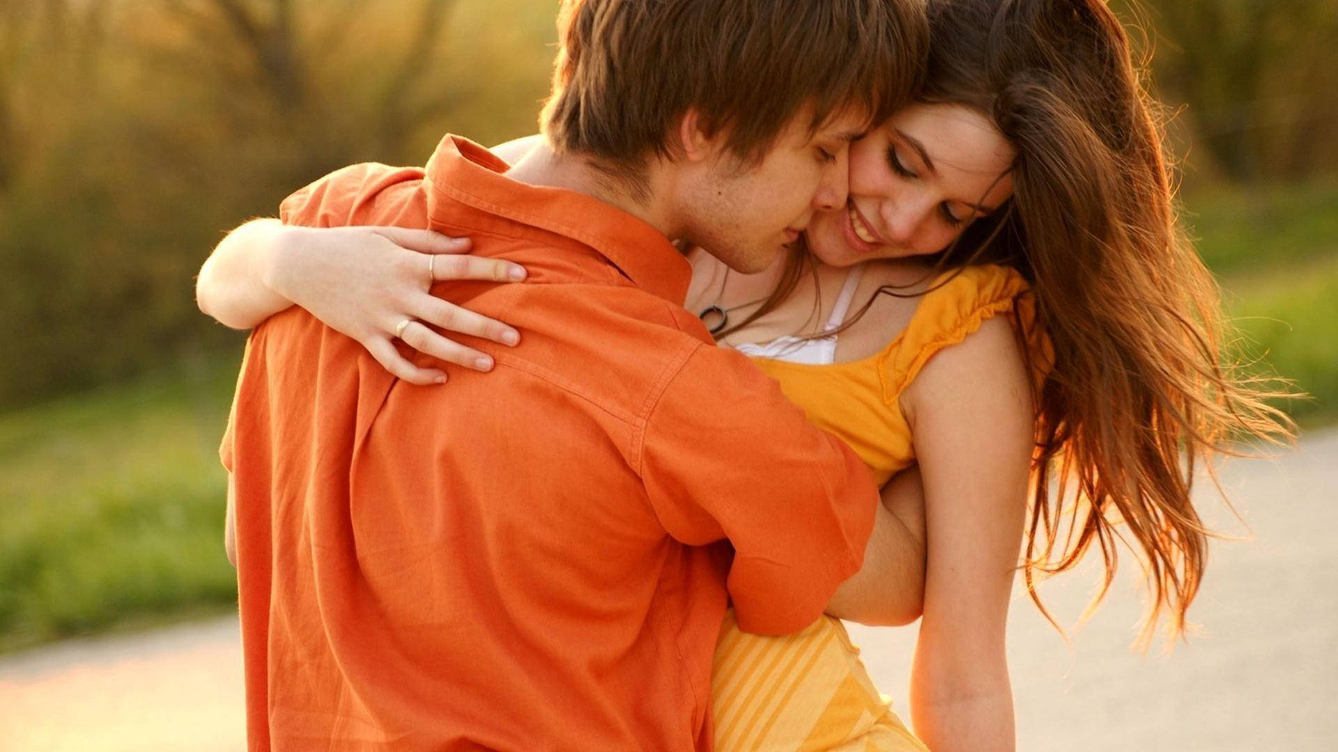 محبت میں ڈوبا نارنجی جوڑا وال پیپر