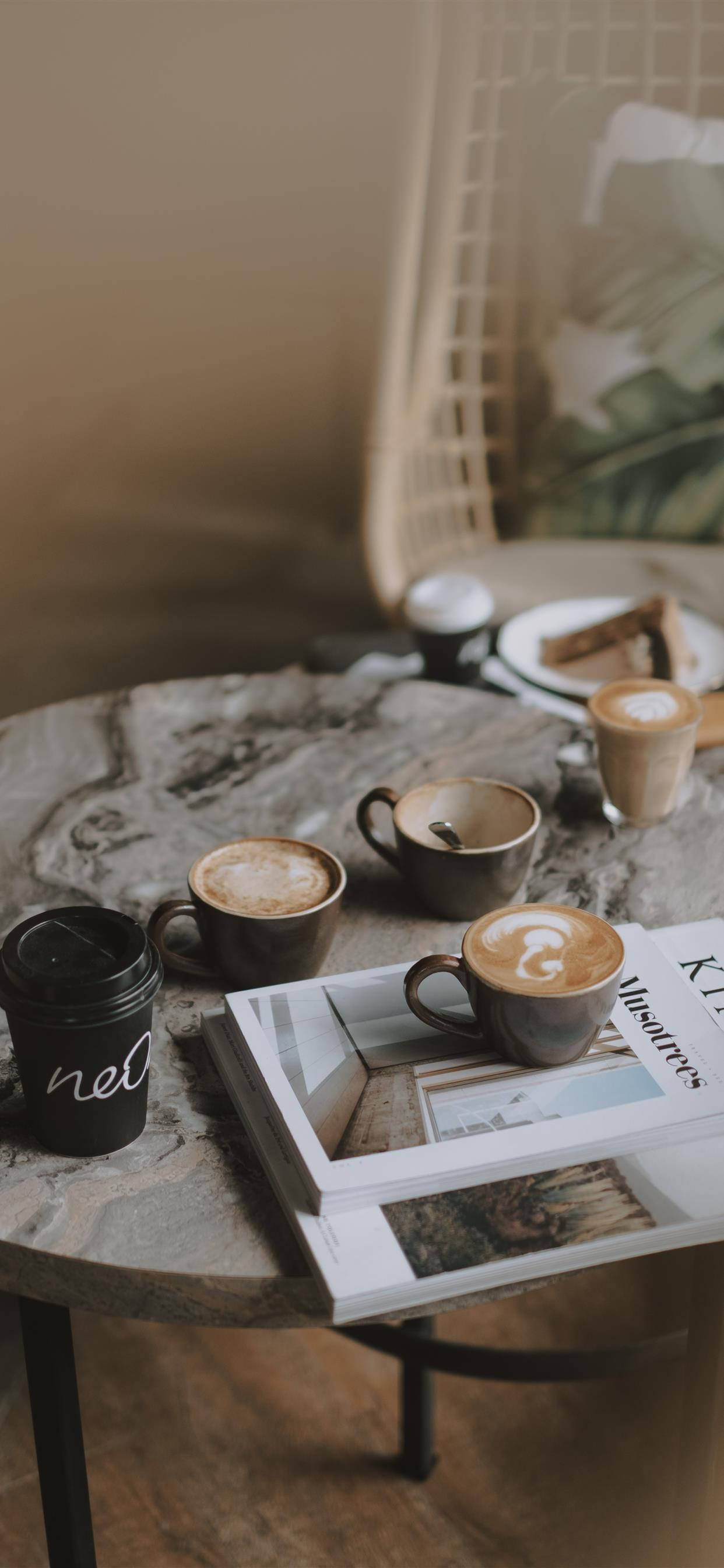 میگزین اور کافی کے کپ جمالیاتی وال پیپر
