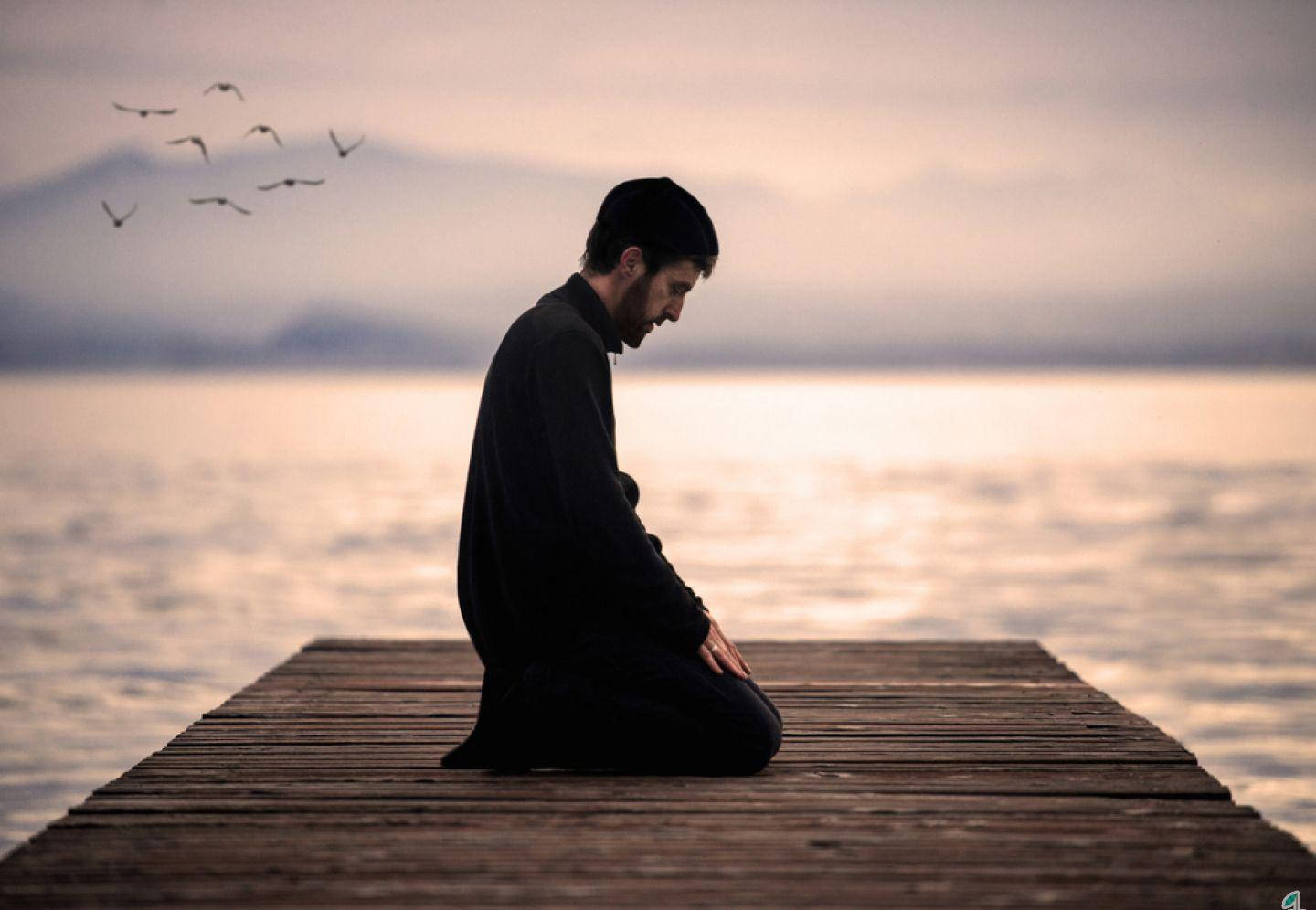 نمازی گھٹنوں کے بل گھاٹ پر وال پیپر