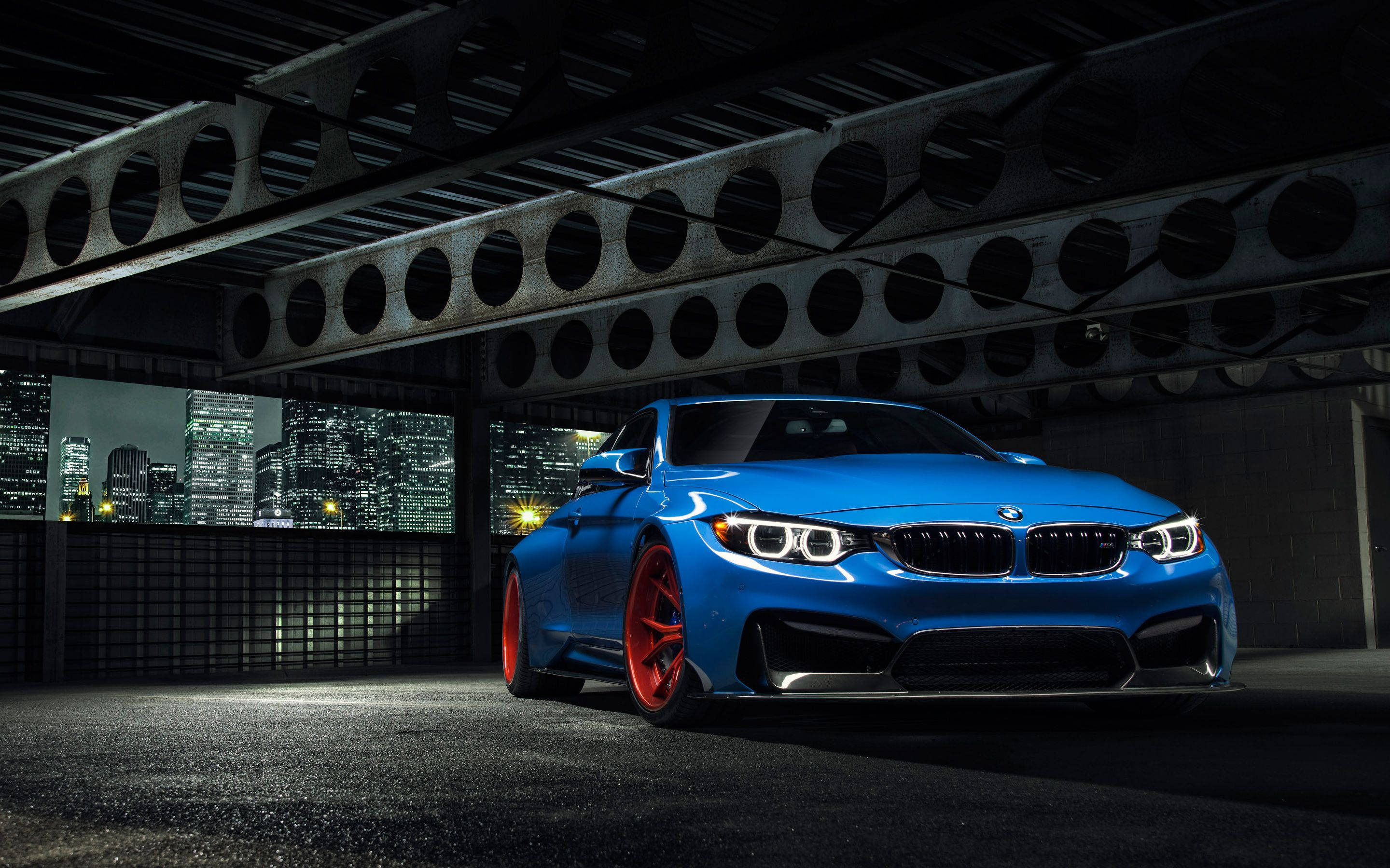 نیلی BMW انڈور پارک کی گئی وال پیپر