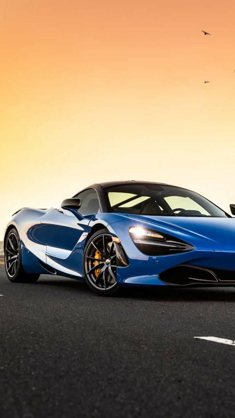 نیلی میک لارن 720S غروب آفتاب کے نیچے فون کے لیے وال پیپر