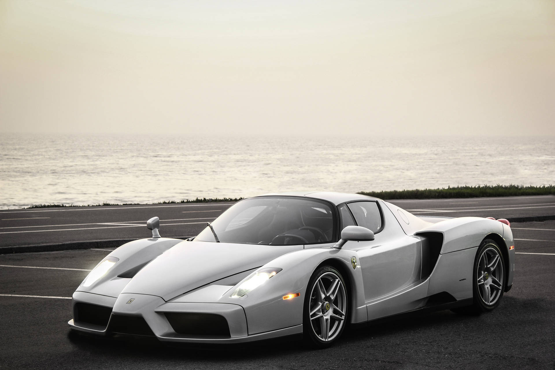 سمندر کے پس منظر میں تیز چاندی کی Ferrari Enzo وال پیپر۔