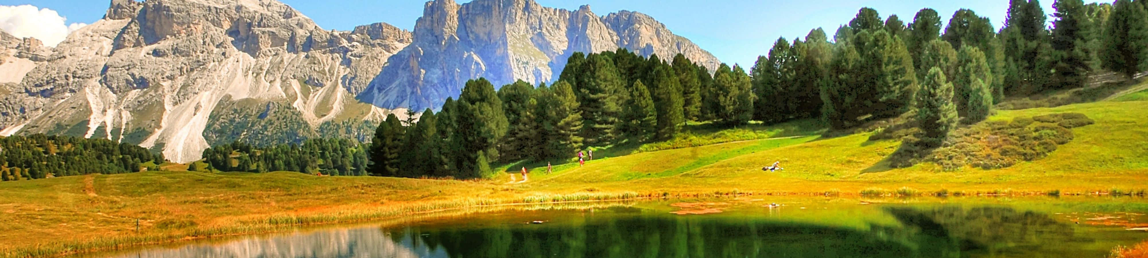 پہاڑی منظر جس میں جھیل اور درخت ہیں وال پیپر