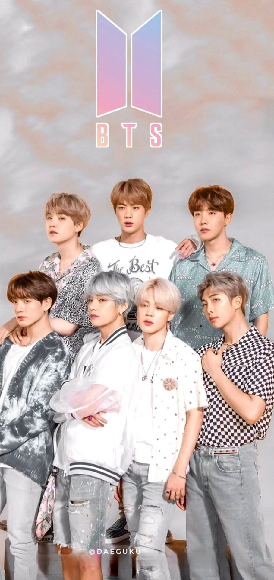 پیارا بی ٹی ایس گروپ بی ٹی ایس لوگو کے نیچے پوز دیتے ہوئے — Bts گروپ فوٹو GIF وال پیپر