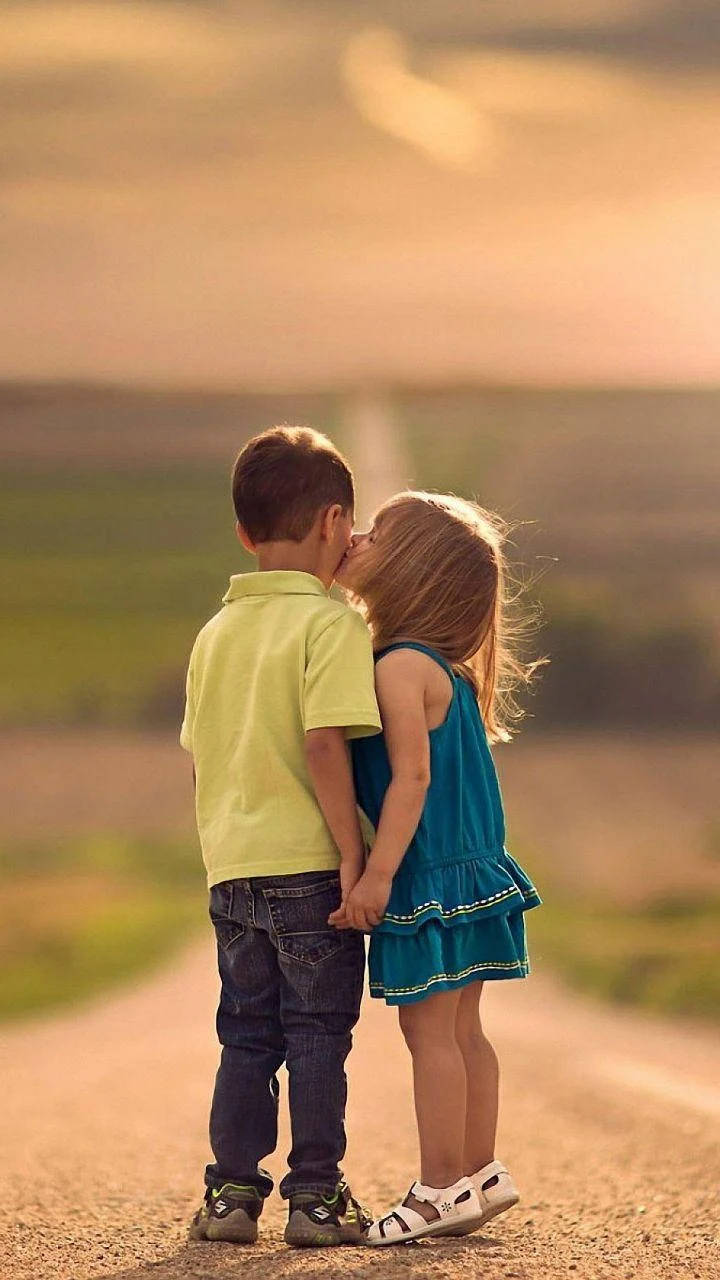 پیارے بچے چوم رہے ہیں ایچ ڈی وال پیپر
