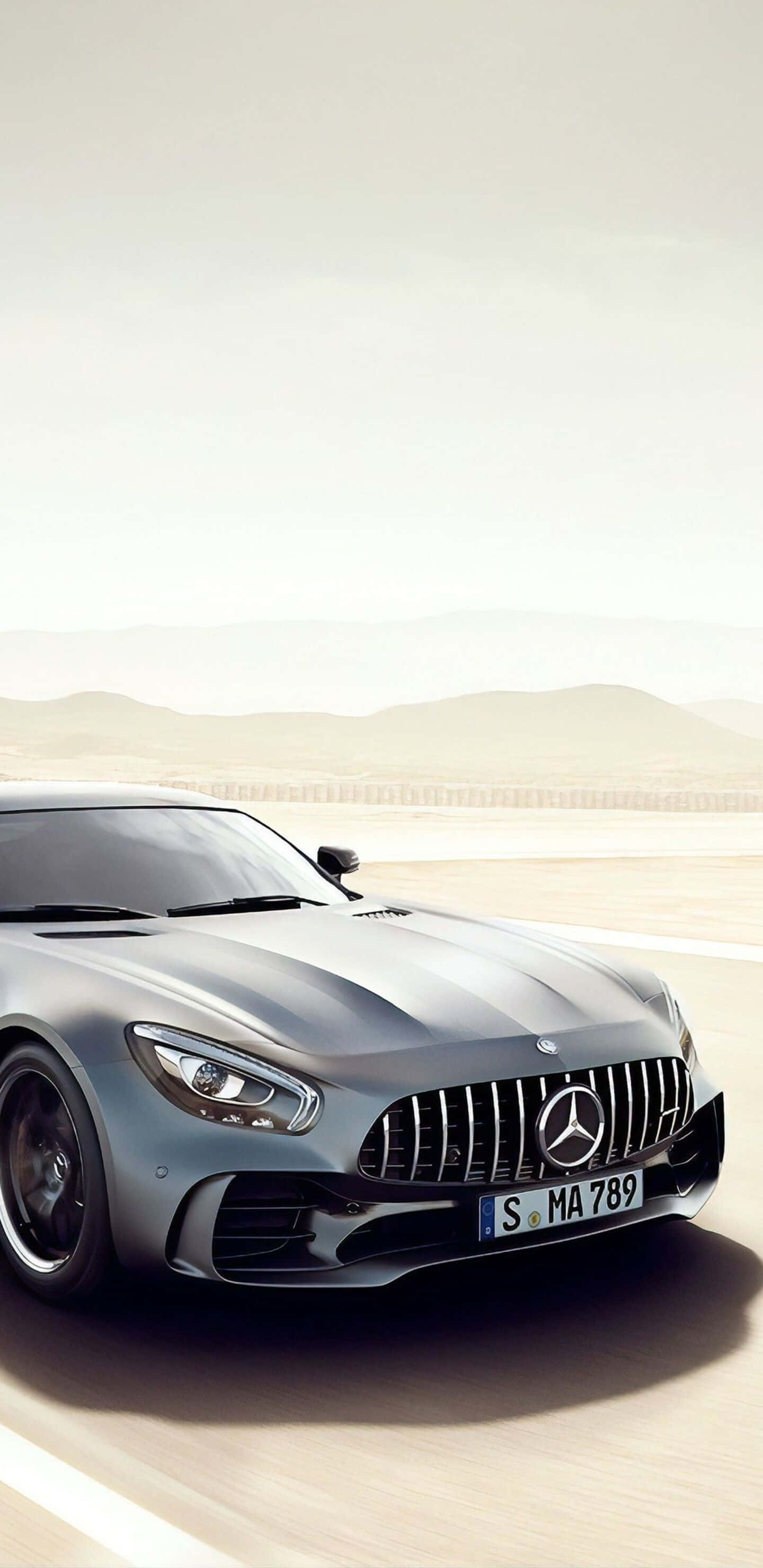 چاندی کی مرسڈیز صحرائی سڑک پر پکسل 3XL AMG GT-R بیک گراؤنڈ وال پیپر