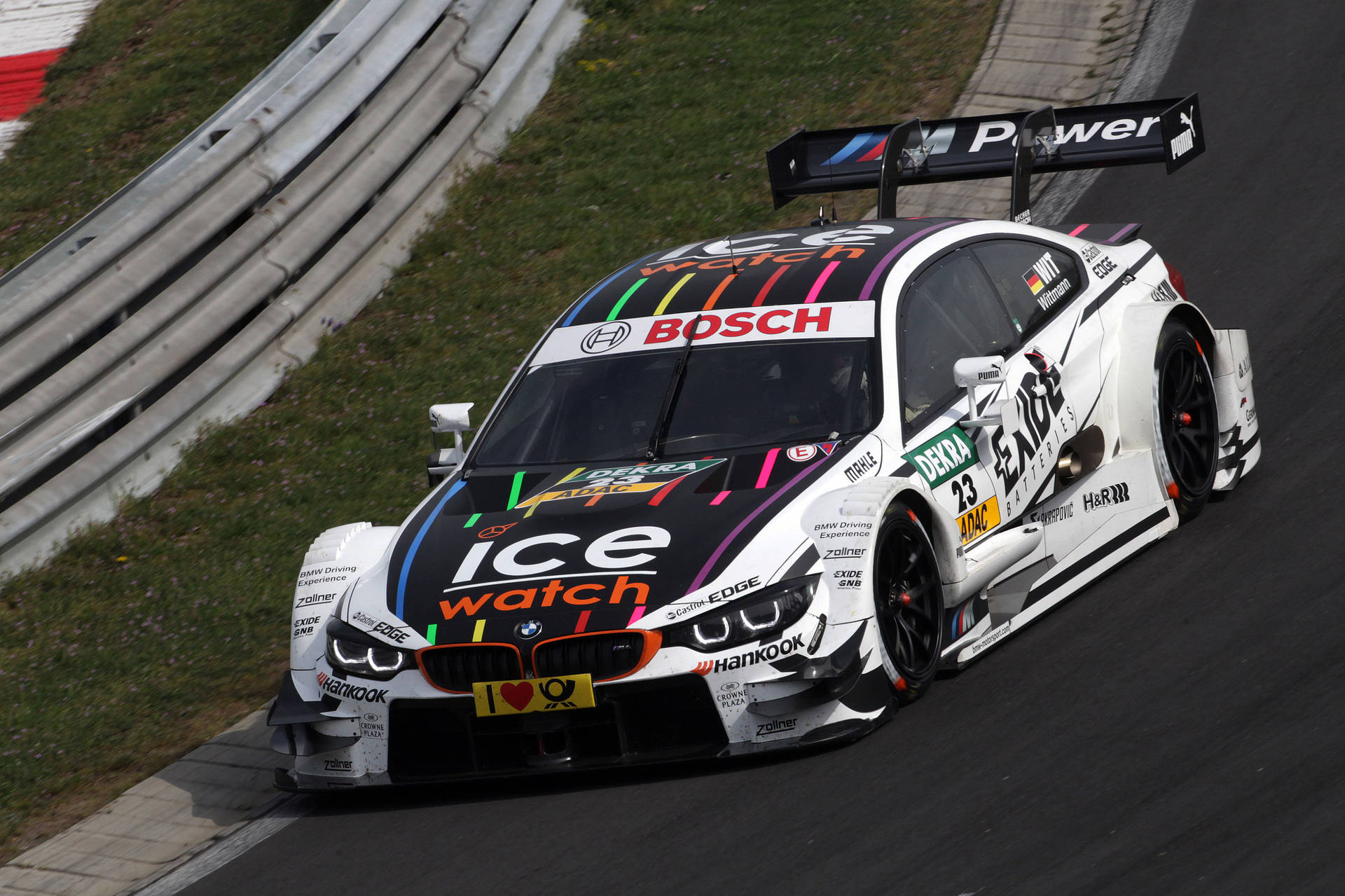 2014 BMW M4 DTM کار گھومتی ہوئی ریس ٹریک پر وال پیپر