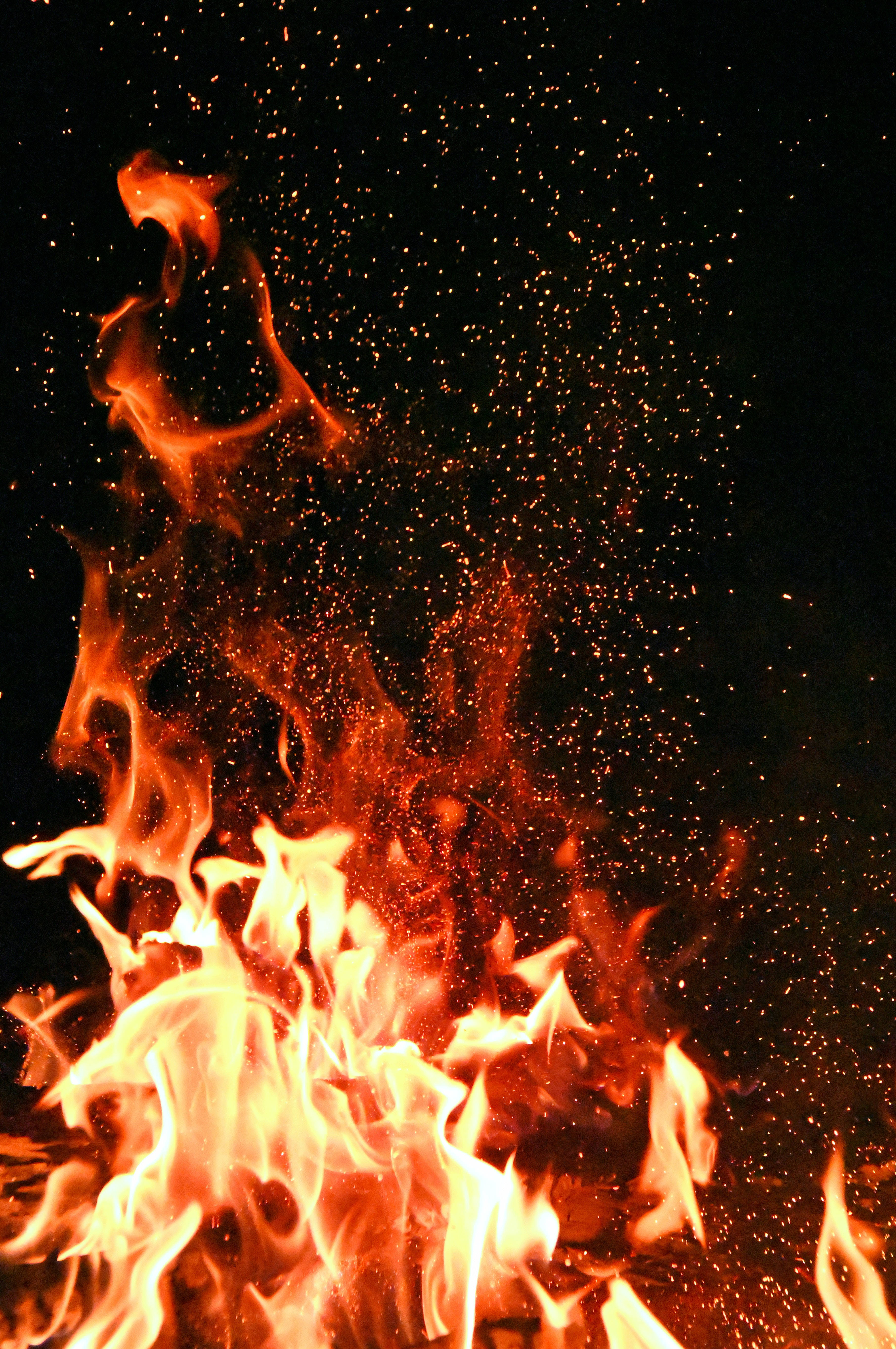 گہری سرخ آگ وال پیپر