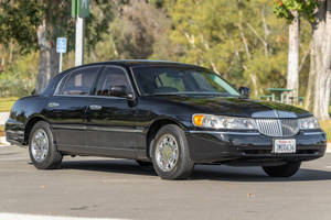 2001 کا لنکن ٹاؤن کار پارکنگ میں — ٹھنڈی کاریں وال پیپر