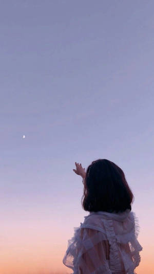 خوبصورت فون گرل صاف آسمان کے ساتھ — چاند کی خوبصورتی وال پیپر