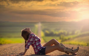 سڑک کے بیچ میں لیٹی ایک خوبصورت دیہی لڑکی والپیپر