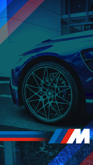 نیلی کار کا ٹائر اور BMW M لوگو والا وال پیپر — بی ایم ڈبلیو وال پیپر