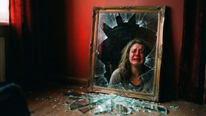 ٹوٹا ہوا آئینہ جو ایک جذباتی روتے ہوئے شخص کی عکاسی کرتا ہے۔ — ایمو جمالیاتی متحرک تصویر وال پیپر